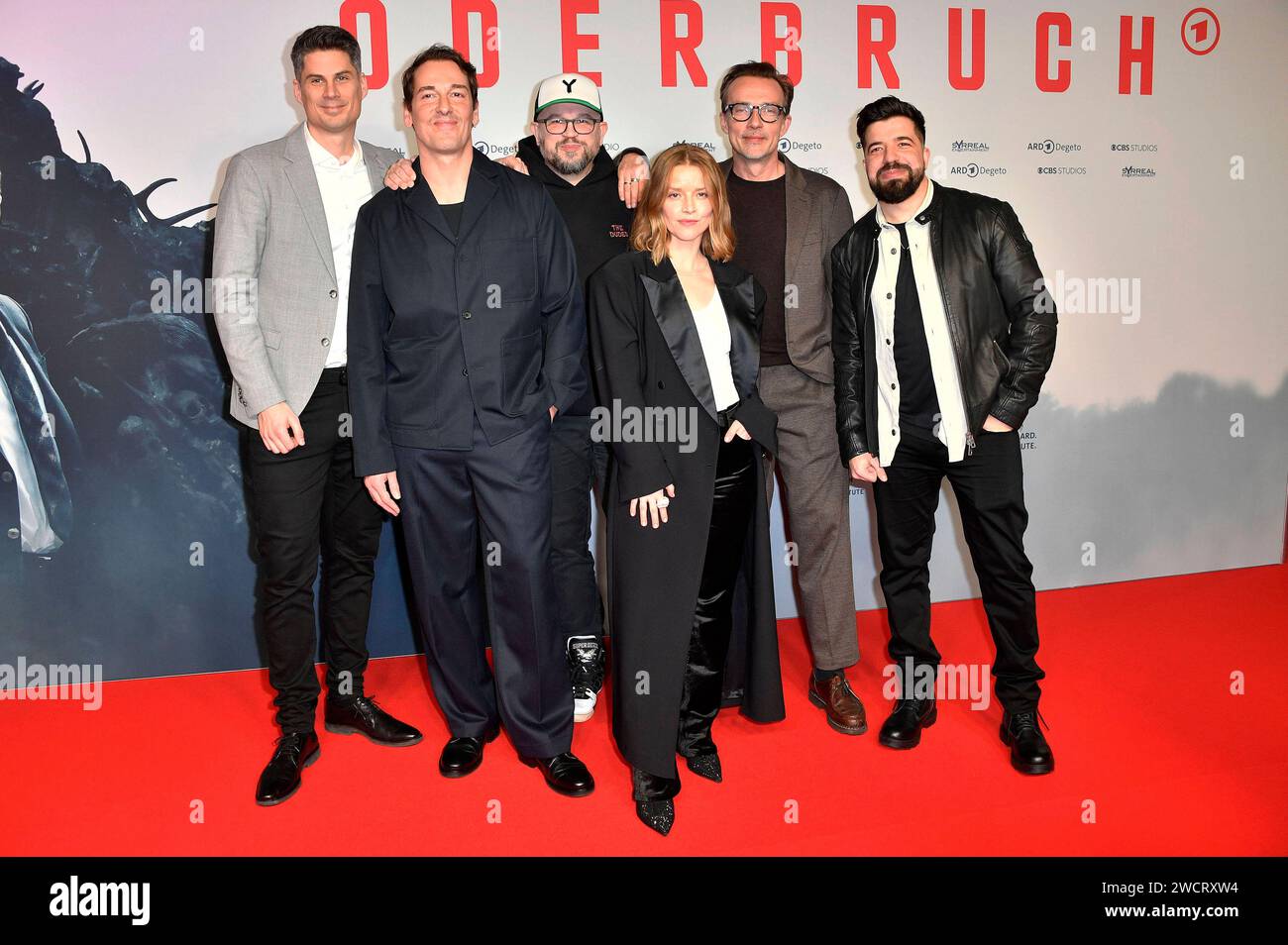 Arend Remmers, Felix Kramer, Christian Alvart, Karoline Schuch, Lucas Gregorowicz und Adolfo J. Kolmerer bei der Premiere der ARD Mystery-Crime-Serie Oderbruch im CineStar Cubix am Alexanderplatz. Berlin, 16.01.2024 *** Arend Remmers, Felix Kramer, Christian Alvart, Karoline Schuch, Lucas Gregorowicz und Adolfo J Kolmerer bei der Premiere der ARD-Mystery-Krimi-Serie oderbruch im CineStar Cubix am Alexanderplatz Berlin, 16 01 2024 Foto:Xn.xKubelkax/xFuturexImagex oderbruch 4126 Stockfoto