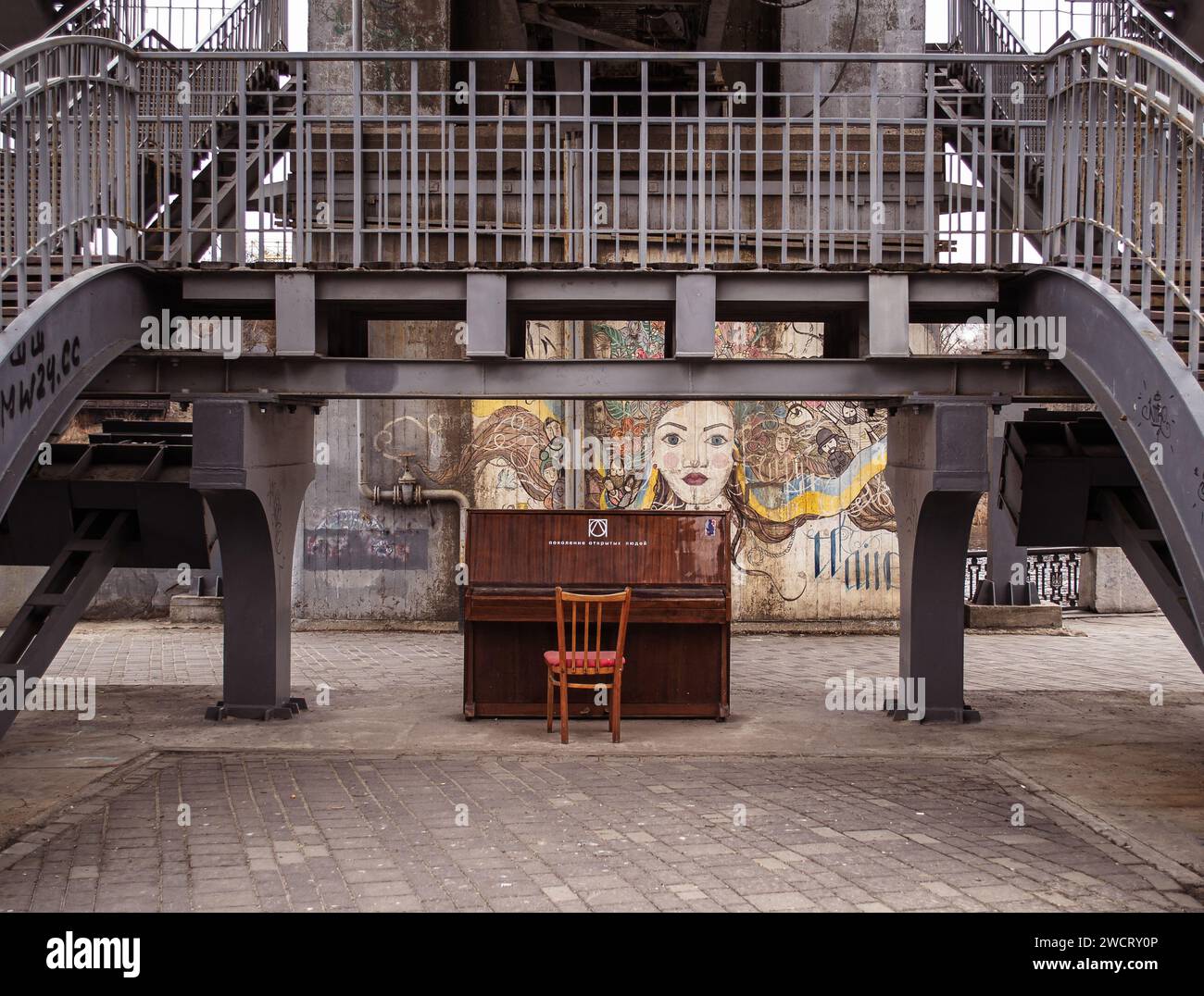 Generation offener Menschen, Klavier unter der Brücke, Kunst der Ukraine Stockfoto