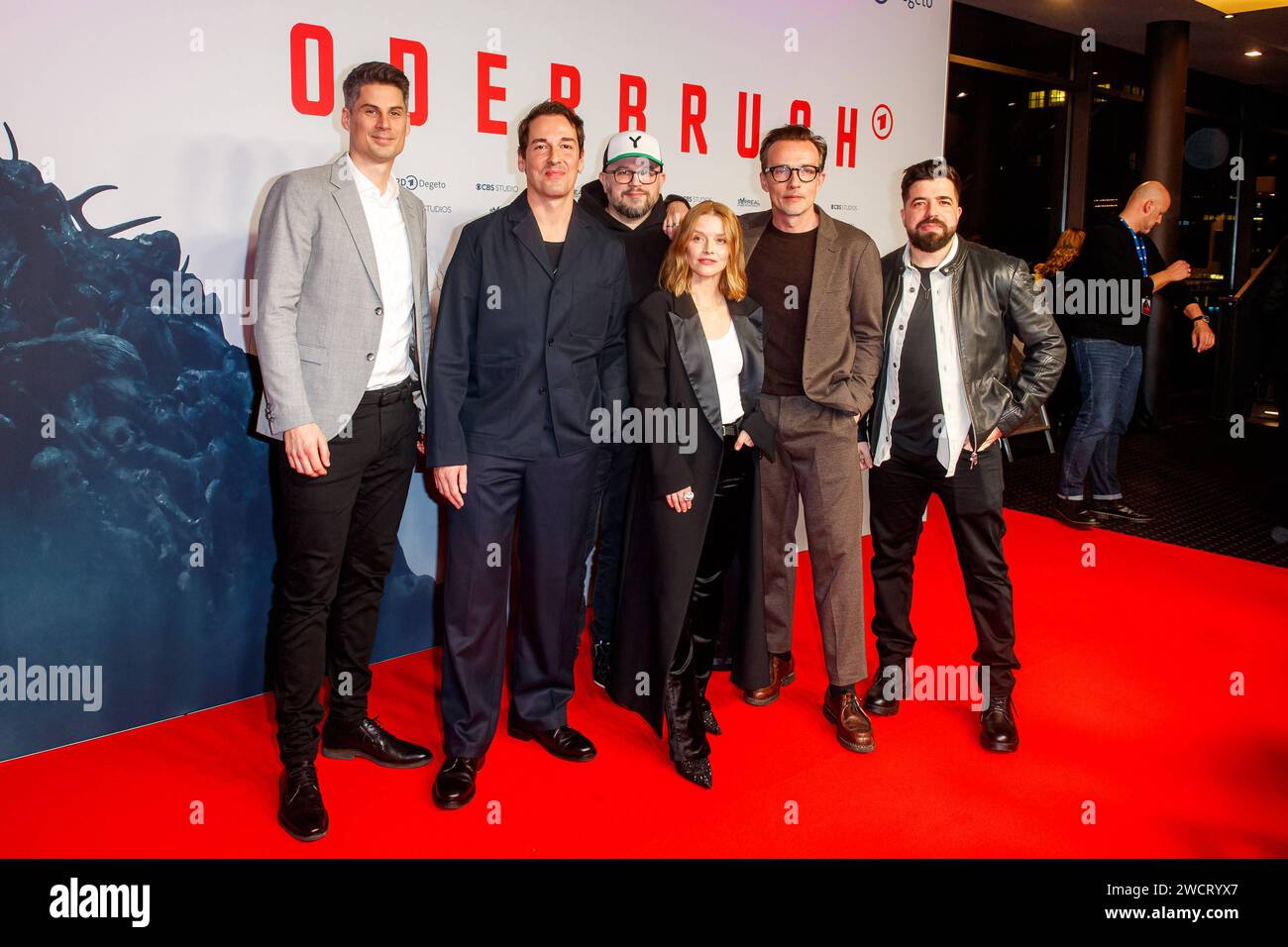 Kino Premiere - Oderbruch Arend Remmers, Felix Kramer, Christian Alvart, Karoline Schuch, Lucas Gregorowicz und Adolfo J. Kolmerer bei der Kino Premiere zur ARD Serie Oderbruch im Cinestar Cubix am Alexanderplatz am 16.01.2024 in Berlin. *** Kinopremiere Oderbruch Arend Remmers, Felix Kramer, Christian Alvart, Karoline Schuch, Lucas Gregorowicz und Adolfo J Kolmerer bei der Kinopremiere der ARD-Serie Oderbruch im Cinestar Cubix am Alexanderplatz am 16. 01 2024 in Berlin Copyright: XEventpressxKochanx Stockfoto