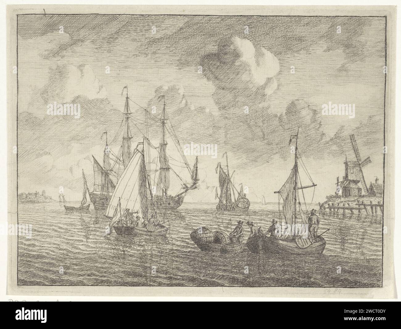 Blick auf das IJ, Adam Silo, 1689 - 1760 Druck auf einem ruhigen Meer, Fischer sehen ihren Fang in ihrem Boot. Ein drei-Meister ist Anker. Auf der rechten Seite die Küste mit einer Mühle. Im Hintergrund links ein Haus mit einem Turm. Amsterdam Papierätzung / Gravur Meer- und Küstenfischerei Stockfoto