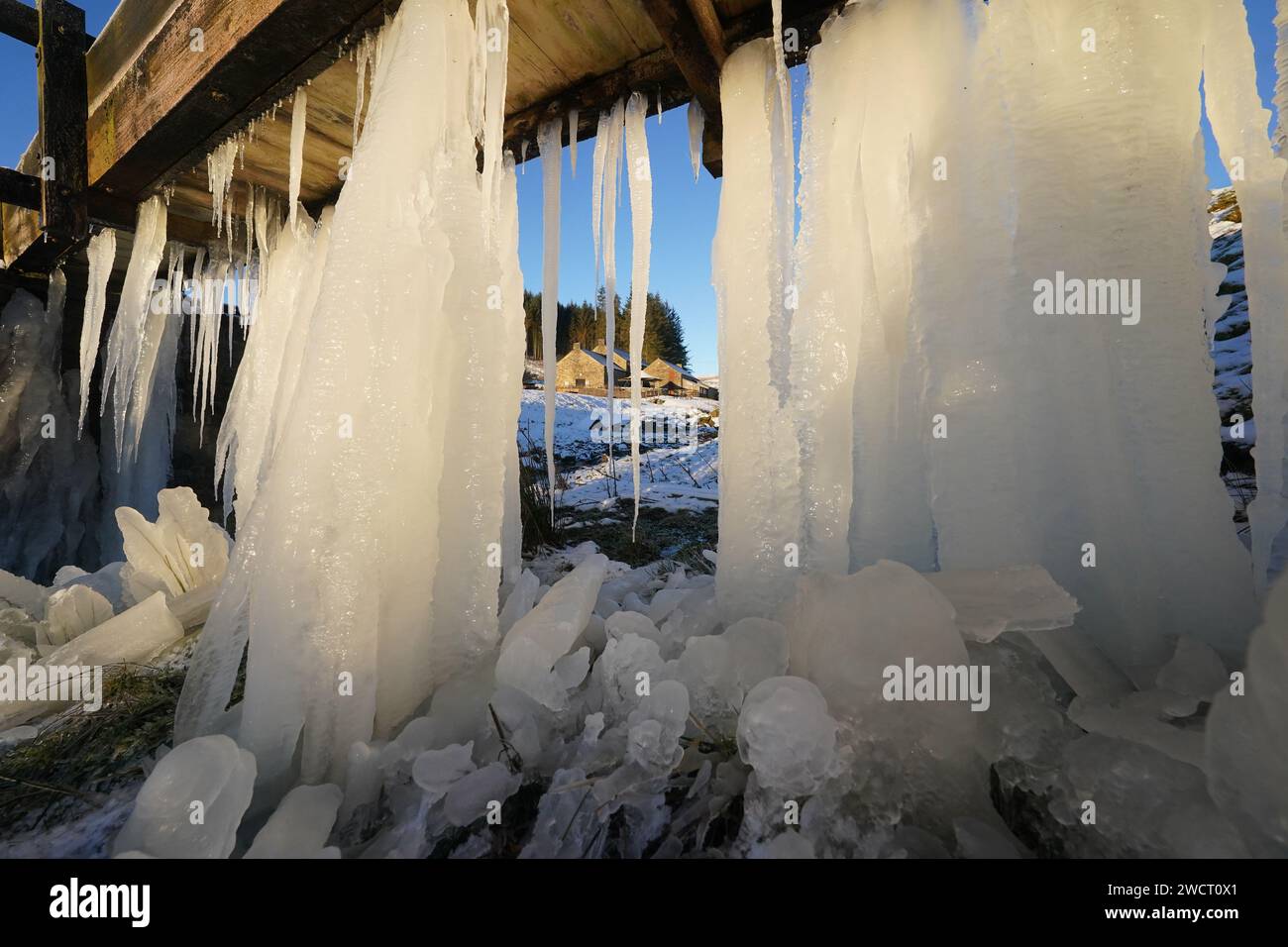 Eiszapfen hängen an einer Brücke in der Killhope Slate Mine im County Durham, wo die Temperaturen bis auf -8 °C sanken In dieser Woche werden die Temperaturen unter dem Gefrierpunkt und der Schnee für einen Großteil Großbritanniens anhalten, da die arktische Luft kalt ist, bevor das „potenziell störende“ stürmische Wetter am Wochenende landet. Bilddatum: Mittwoch, 17. Januar 2024. Stockfoto