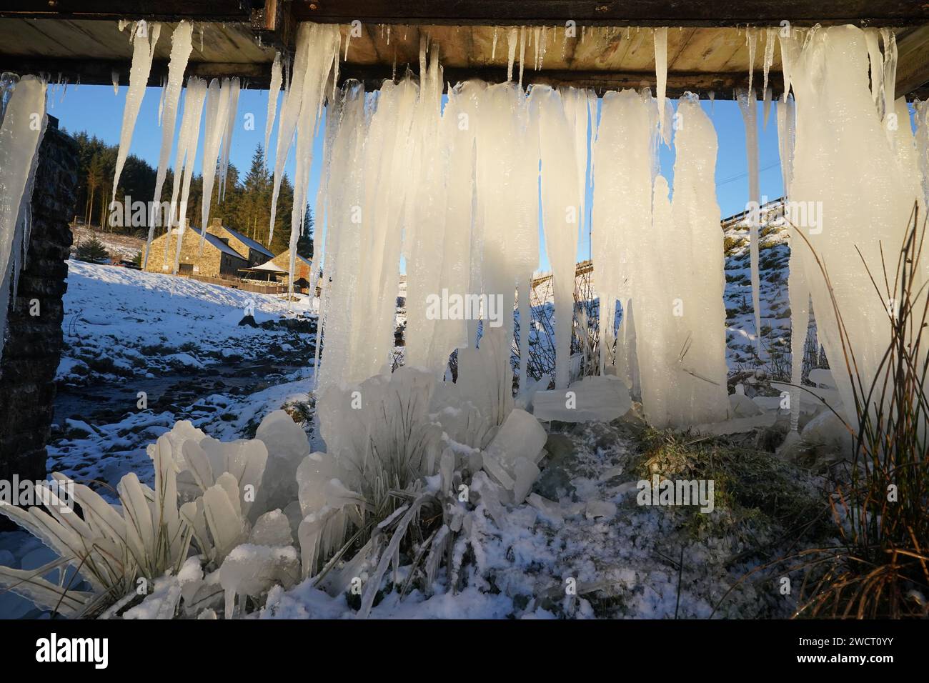 Eiszapfen hängen an einer Brücke in der Killhope Slate Mine im County Durham, wo die Temperaturen bis auf -8 °C sanken In dieser Woche werden die Temperaturen unter dem Gefrierpunkt und der Schnee für einen Großteil Großbritanniens anhalten, da die arktische Luft kalt ist, bevor das „potenziell störende“ stürmische Wetter am Wochenende landet. Bilddatum: Mittwoch, 17. Januar 2024. Stockfoto