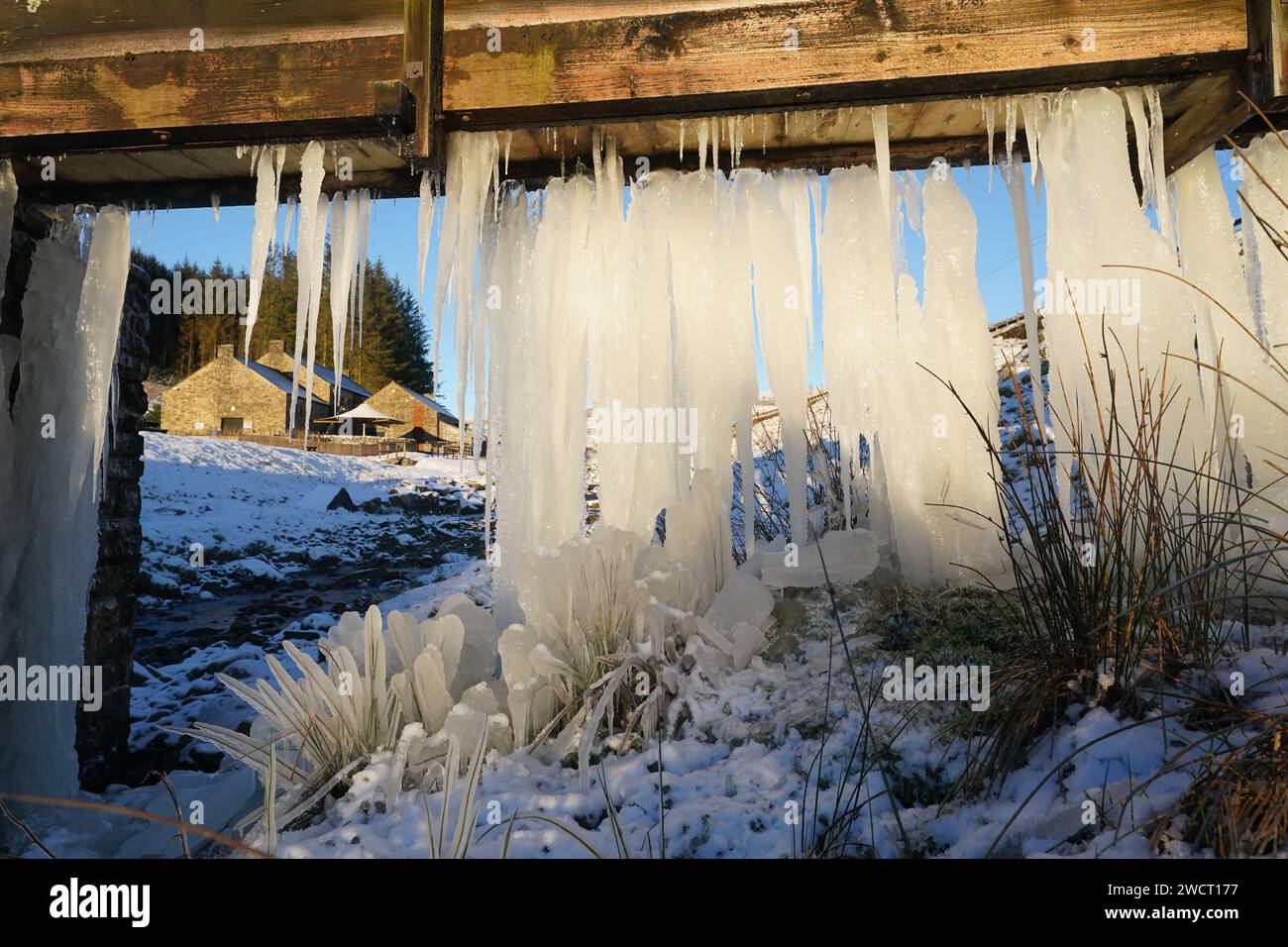 Eiszapfen hängen an einer Brücke in der Killhope Slate Mine im County Durham, wo die Temperaturen bis auf -8 °C sanken In dieser Woche werden die Temperaturen unter dem Gefrierpunkt und der Schnee für einen Großteil Großbritanniens anhalten, da die arktische Luft kalt ist, bevor das „potenziell störende“ stürmische Wetter am Wochenende landet. Bilddatum: Mittwoch, 17. Januar 2024. Stockfoto