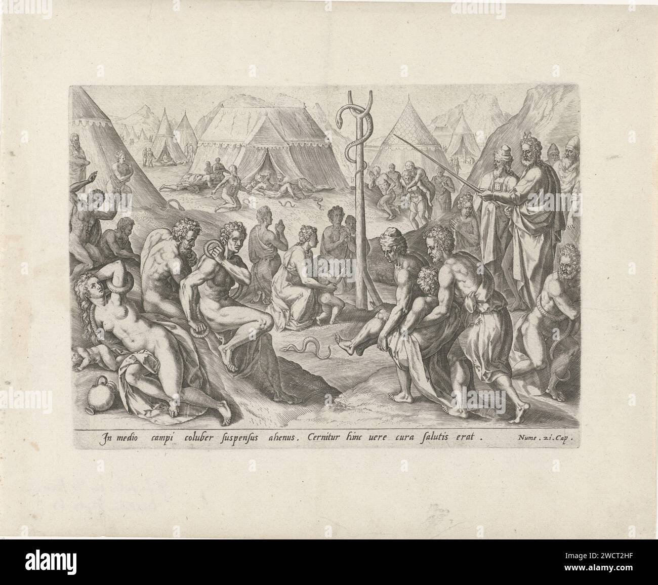 Gründung der Koperen-Schlange, Johann Sadeler (I), nach Chrispijn van den Broeck, 1579 im Vordergrund gedruckt, wird das jüdische Volk von Schlangen angegriffen. Auf dem zweiten Plan zeigt Moses mit seinem Stab auf einen Pfahl, an dem eine Kupferschlange befestigt ist. Wenn Sie sich das Bild ansehen, heilen Sie die Schlangenbisse. Der Druck hat eine lateinische Inschrift und ist der sechste Druck einer sechsteiligen Serie über die Geschichte Moses und des jüdischen Volkes in der Wüste nach dem Exodus. Antwerpener Papiergravur eine Schlange aus Messing wird hergestellt und auf einen Stab gesetzt. Wenn sich die Leute wieder über das Essen beschweren, Gott Sen Stockfoto