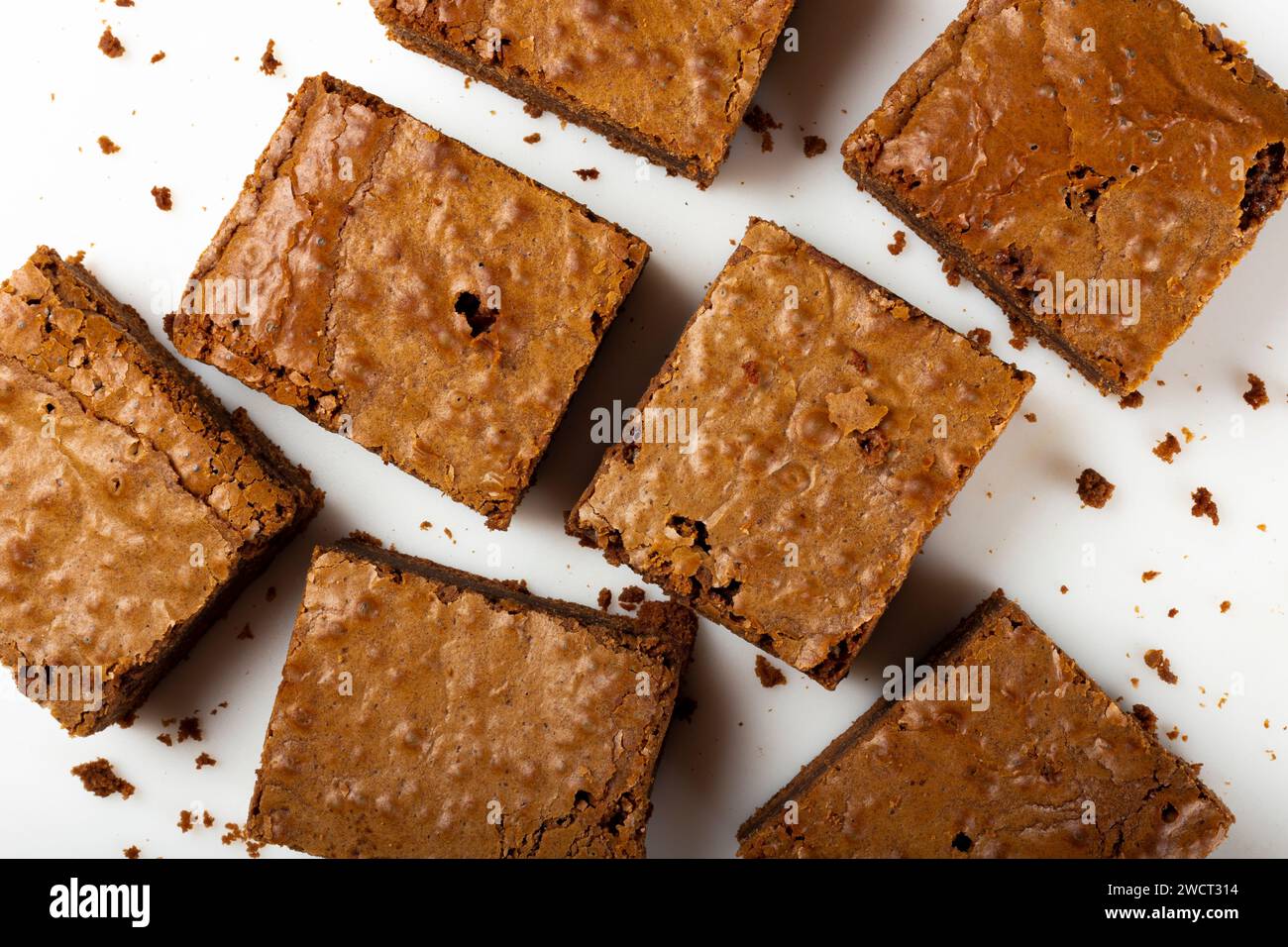 Stücke Schokoladenbrownie auf dem Tisch. Stockfoto