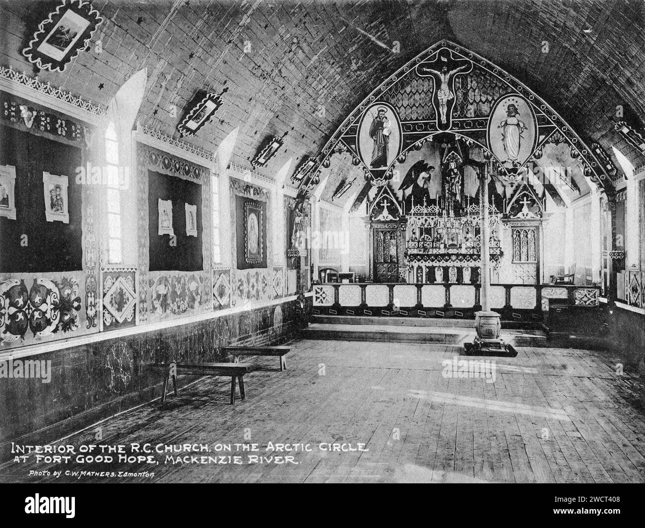 Eine Fotografie aus dem Jahr 1901 vom Inneren der römisch-katholischen Kirche in Fort Good Hope, einem Posten der Hudson’s Bay Company am Mackenzie River in den Northwest Territories, aufgenommen von C W Mathers auf einer Expedition in den hohen Norden Kanadas und veröffentlicht in seinem Buch „The Far North“. Mathers untertitelte dieses Foto: Innenraum der R.C.-Kirche [Our Lady of Good Hope] am Polarkreis bei Fort Good Hope, Mackenzie River. Stockfoto