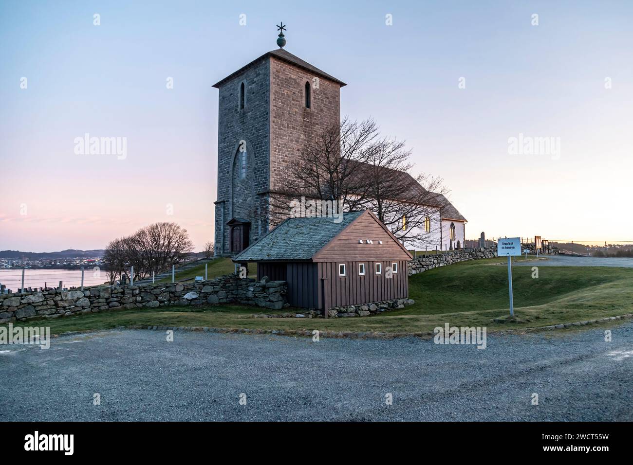 Die Kirche St. Olaf (Sankt Olavs) Kong Augvalds veg 101, 4262 Avaldsnes, Norwegen Stockfoto