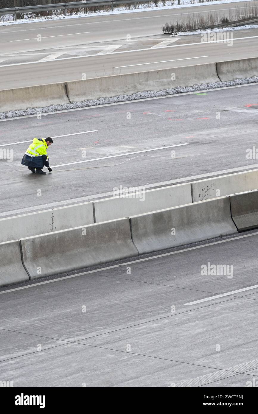 Magdeburg, Deutschland. Januar 2024. Ein Polizeibeamter verpasst einen Unfallort auf der Autobahn A2 an der Ausfahrt Magdeburg-Zentrum und an der Ausfahrt. Ein 78-jähriger Falschfahrer kam am Mittwochmorgen bei einem Unfall auf der Autobahn 2 bei Magdeburg ums Leben. Eine andere Person wurde schwer verletzt. Quelle: Klaus-Dietmar Gabbert/dpa/Alamy Live News Stockfoto