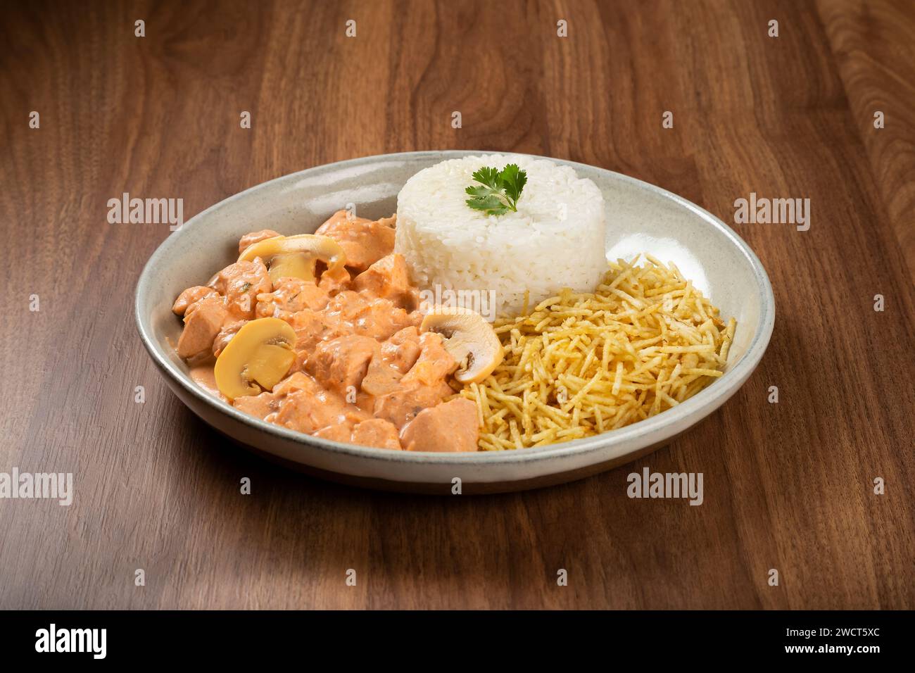 Hühnerstroganoff mit Strohkartoffeln. Stockfoto