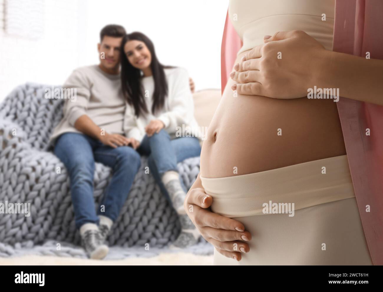 Leihmutter und beabsichtigte Eltern im Zimmer Stockfoto