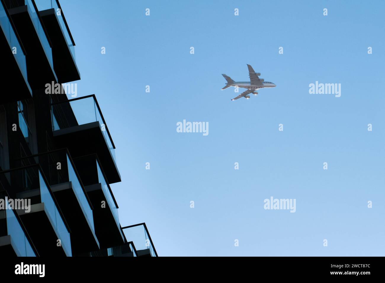 A380 Airbus von Qatar Airways, der über die Balkone von Wohnungen bei niedrigem Anflug nach Heathrow, South Quay, Canary Wharf, London fliegt Stockfoto