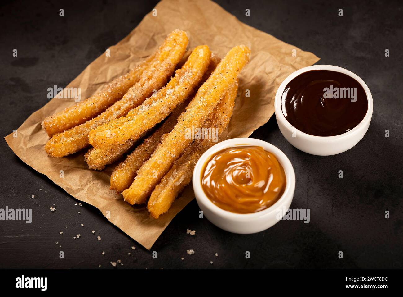 Zuckersüße Churros mit Dulce de leche und Schokolade. Stockfoto