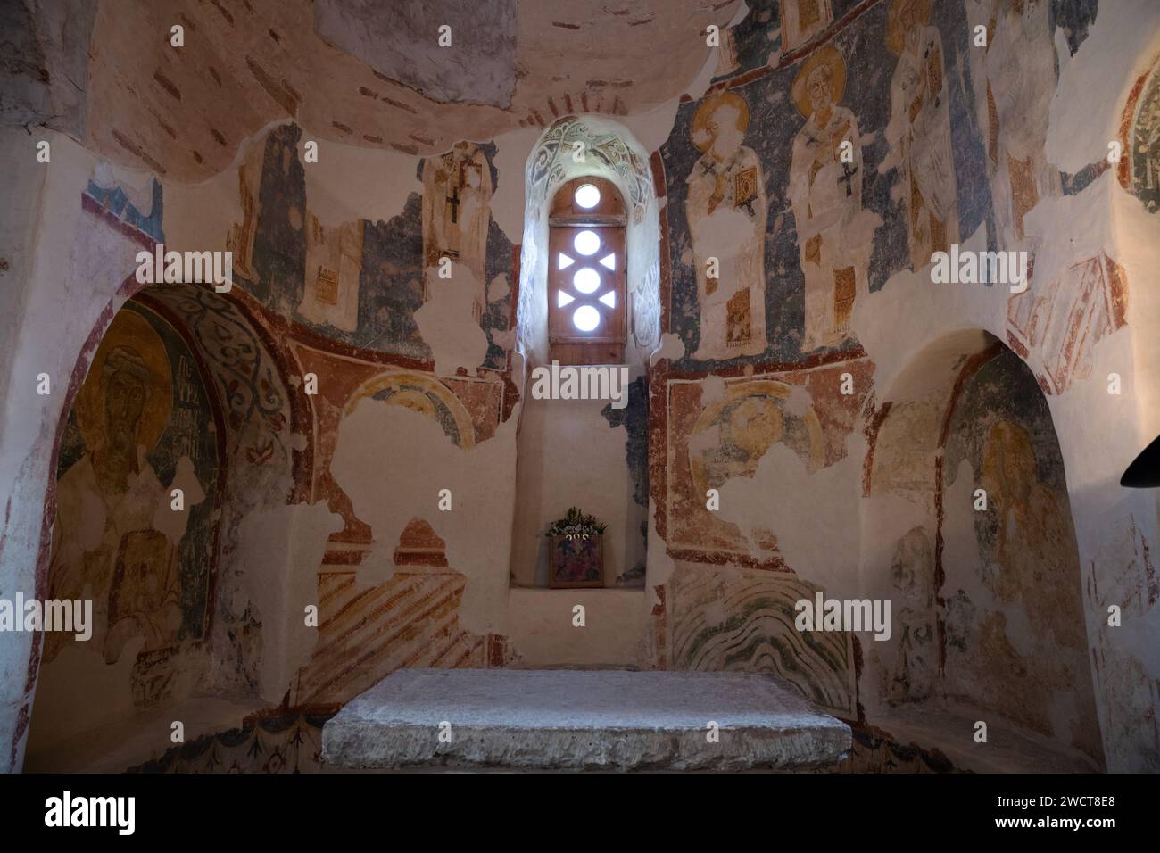Thermalbad Nereditsa, Region Nowgorod, Russland - 9. Oktober 2022: Innere der Kirche des Erlösers auf Nereditsa (1199). Erhaltene Fragmente des alten f Stockfoto