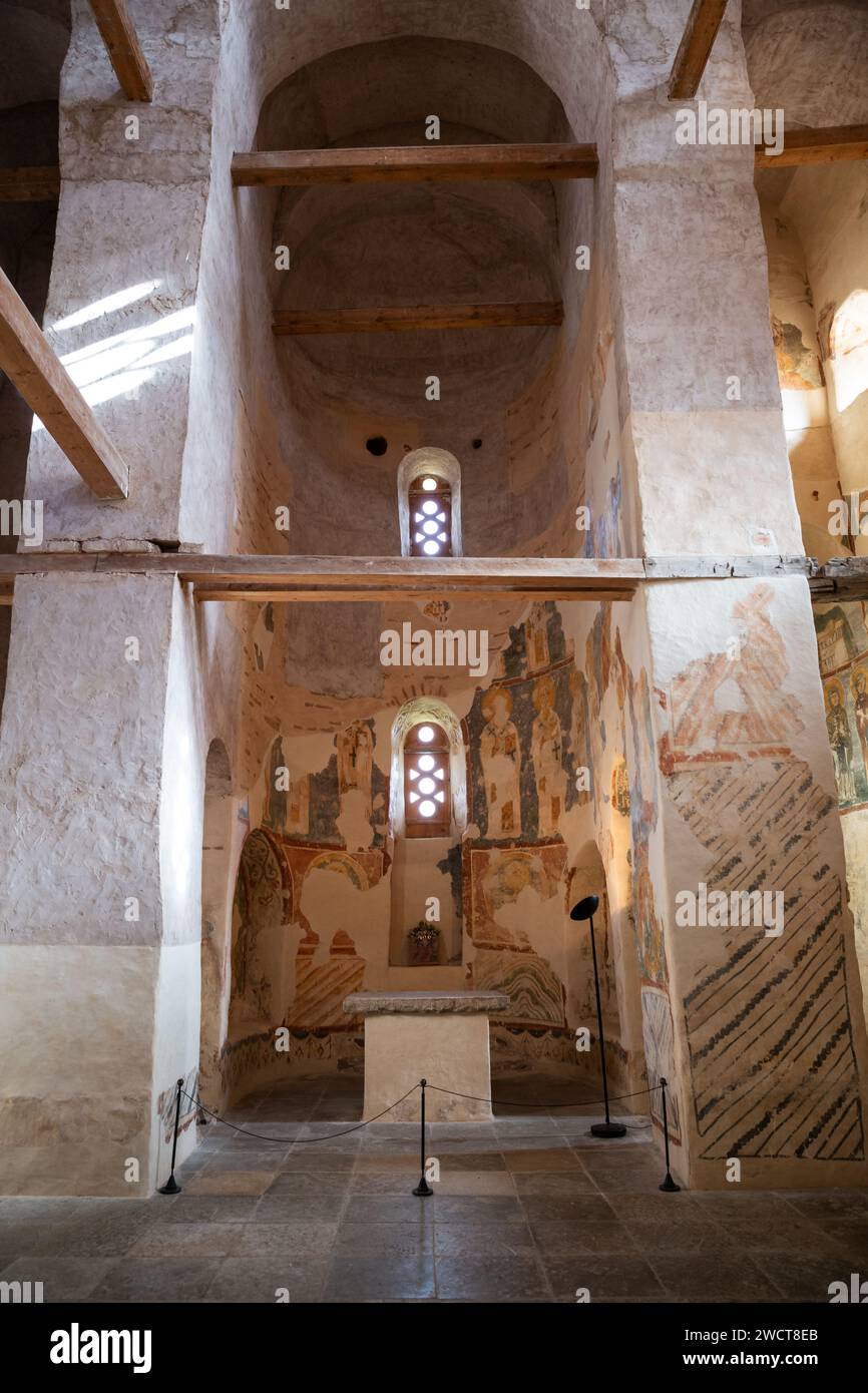 Spas-Nereditsa, Region Nowgorod, Russland - 9. Oktober 2022: Innere der Erlöserkirche auf dem Nereditsa-Hügel. Erhaltene Fragmente von alten Fresken aus Stockfoto