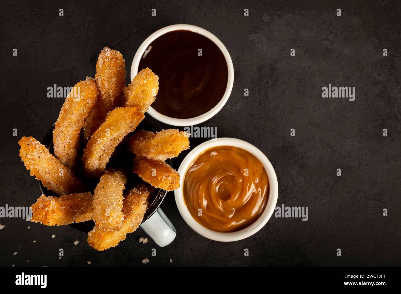 Zuckersüße Churros mit Dulce de leche und Schokolade. Stockfoto