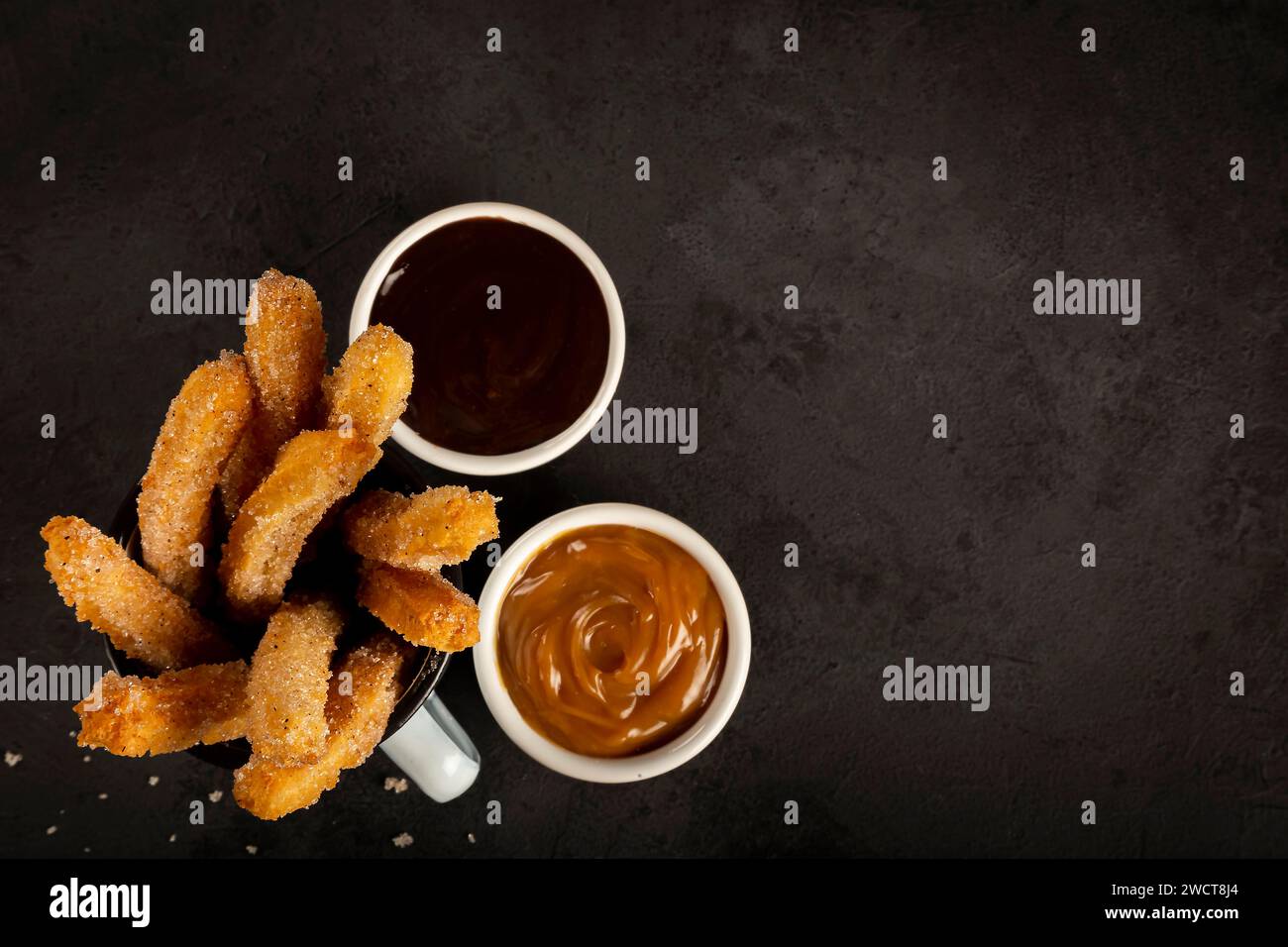 Zuckersüße Churros mit Dulce de leche und Schokolade. Stockfoto