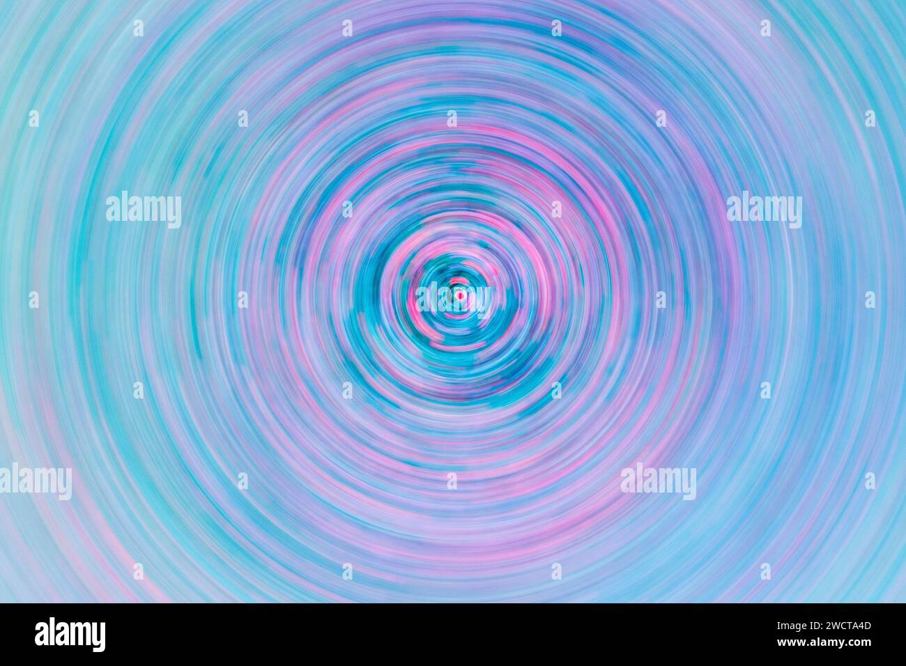 Abstraktes Kreismuster mit harmonischen Rosa- und Blautönen für einen hypnotischen Spiraleffekt Stockfoto
