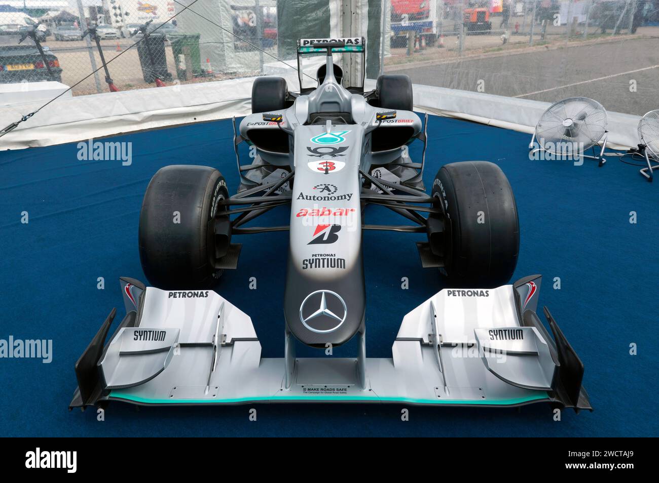 Vorderansicht des Mercedes MGP W01 Formel-1-Rennwagens von Michael Schumacher aus dem Jahr 2010 auf dem Silverstone Festival 2023. Stockfoto