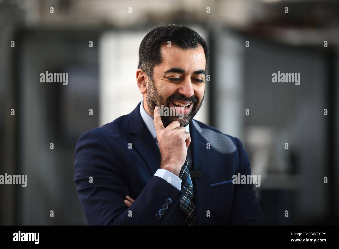 Erster Minister Humza Yousaf während eines Besuchs im Hamilton International Technology Park in Blantyre, Glasgow, im Rahmen eines Besuchs im BE Environment - Smarter Transformation (BE-ST), um das neue National Retrofit Centre für Schottland zu eröffnen und neue Mittel für Innovationszentren anzukündigen. Bilddatum: Mittwoch, 17. Januar 2024. Stockfoto