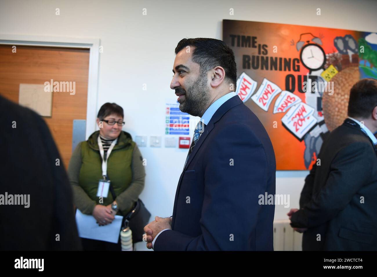 Erster Minister Humza Yousaf während eines Besuchs im Hamilton International Technology Park in Blantyre, Glasgow, im Rahmen eines Besuchs im BE Environment - Smarter Transformation (BE-ST), um das neue National Retrofit Centre für Schottland zu eröffnen und neue Mittel für Innovationszentren anzukündigen. Bilddatum: Mittwoch, 17. Januar 2024. Stockfoto