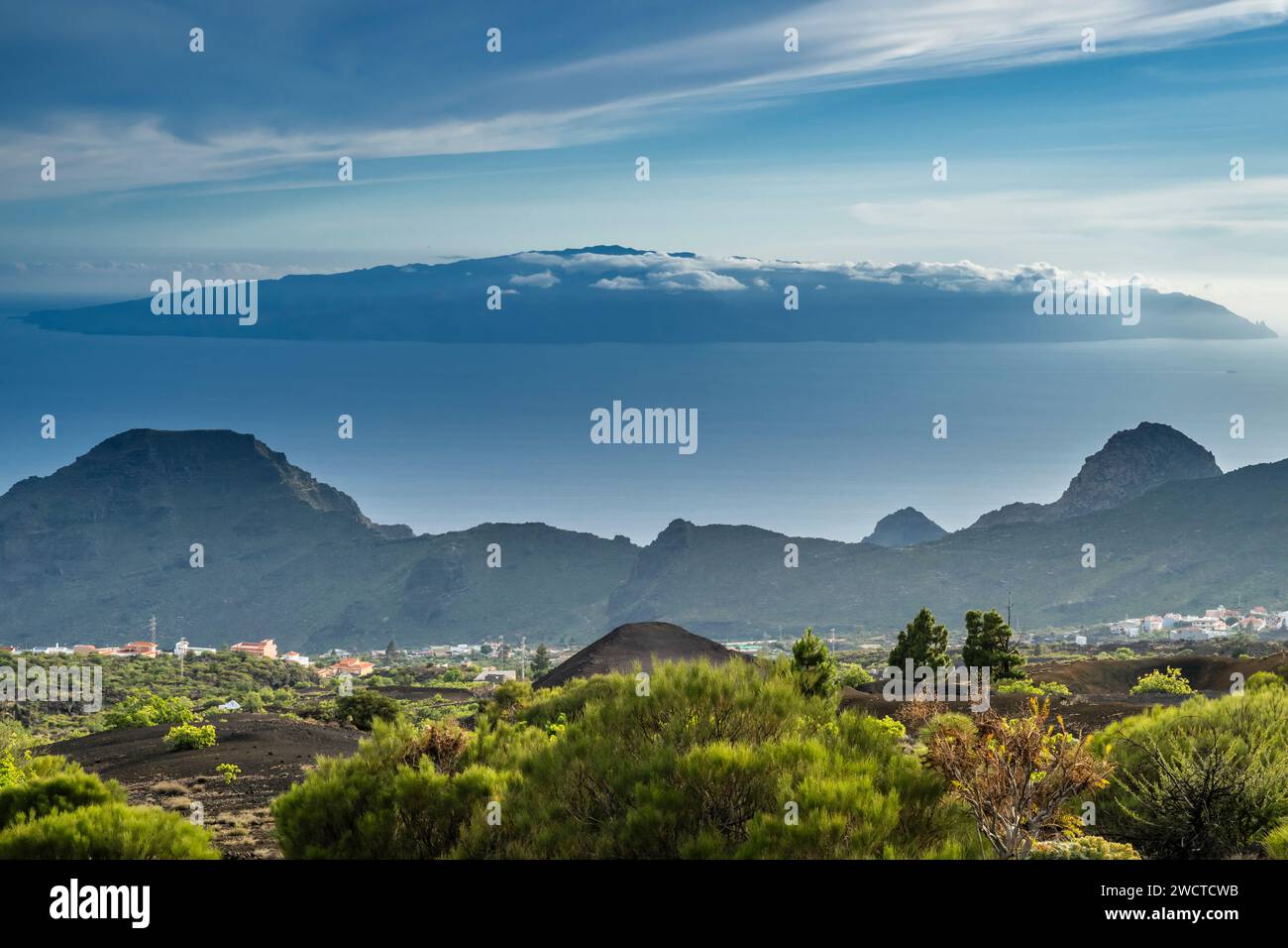 Blick über den Lavastrom von Chinyero 1909 und die Dörfer Las Manchas und Santiago del Teide nach La Gomera von oben auf Montana Bilma, Teneriffa, Spanien Stockfoto