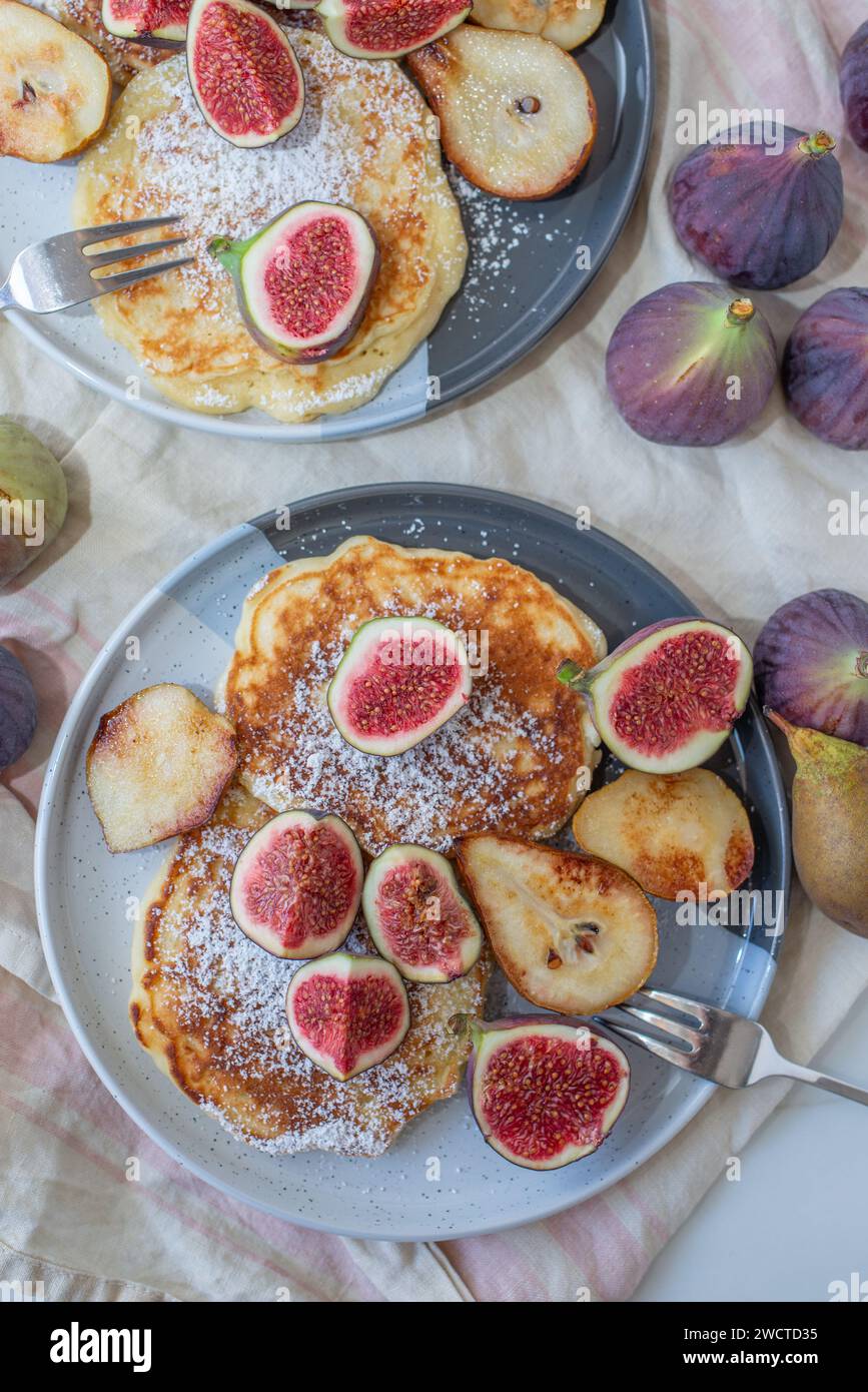 Pfannkuchen mit Sirup und Feigen darauf Stockfoto