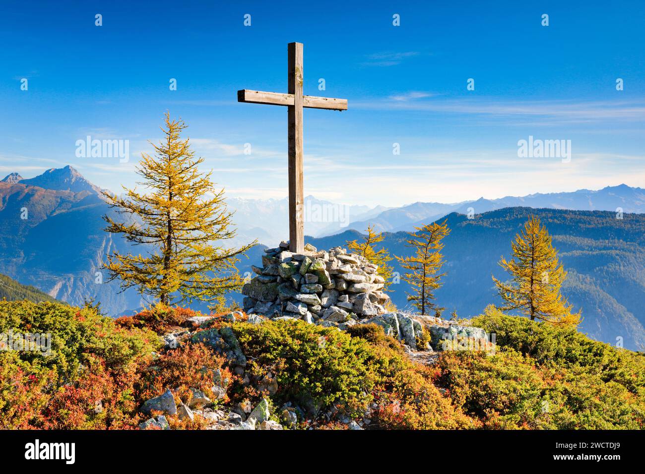 Aussicht in die walliser Bergwelt und das Rhonetal mit Gipfelkreuz im Herbst, Unterwallis, Schweiz Stockfoto