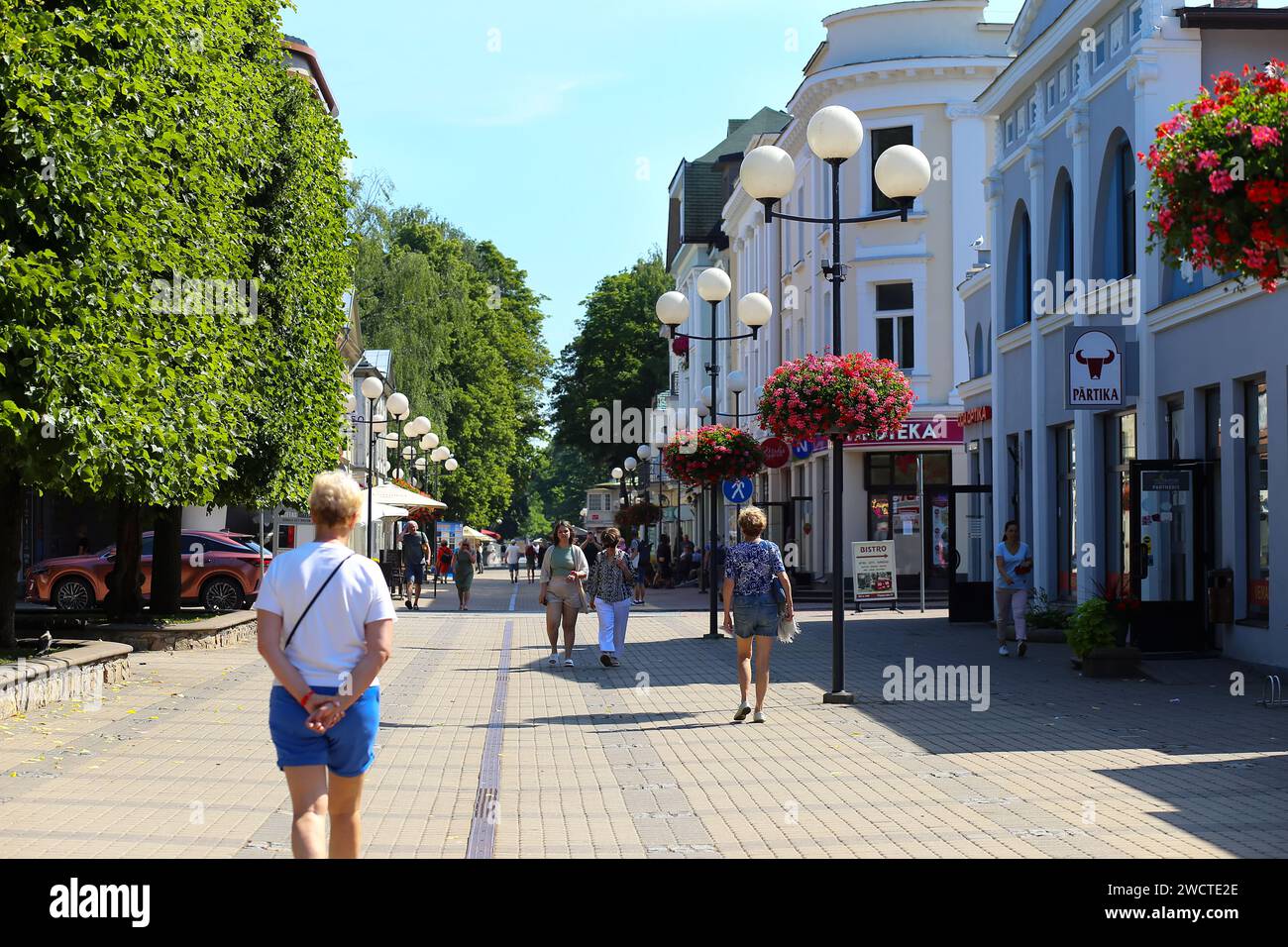 JURMALA. LETTLAND - 28. Juni, 2023 zentrale Straße und alte Holzgebäude, Kirche in der Stadt. Sommerruhe und Entspannung Stockfoto