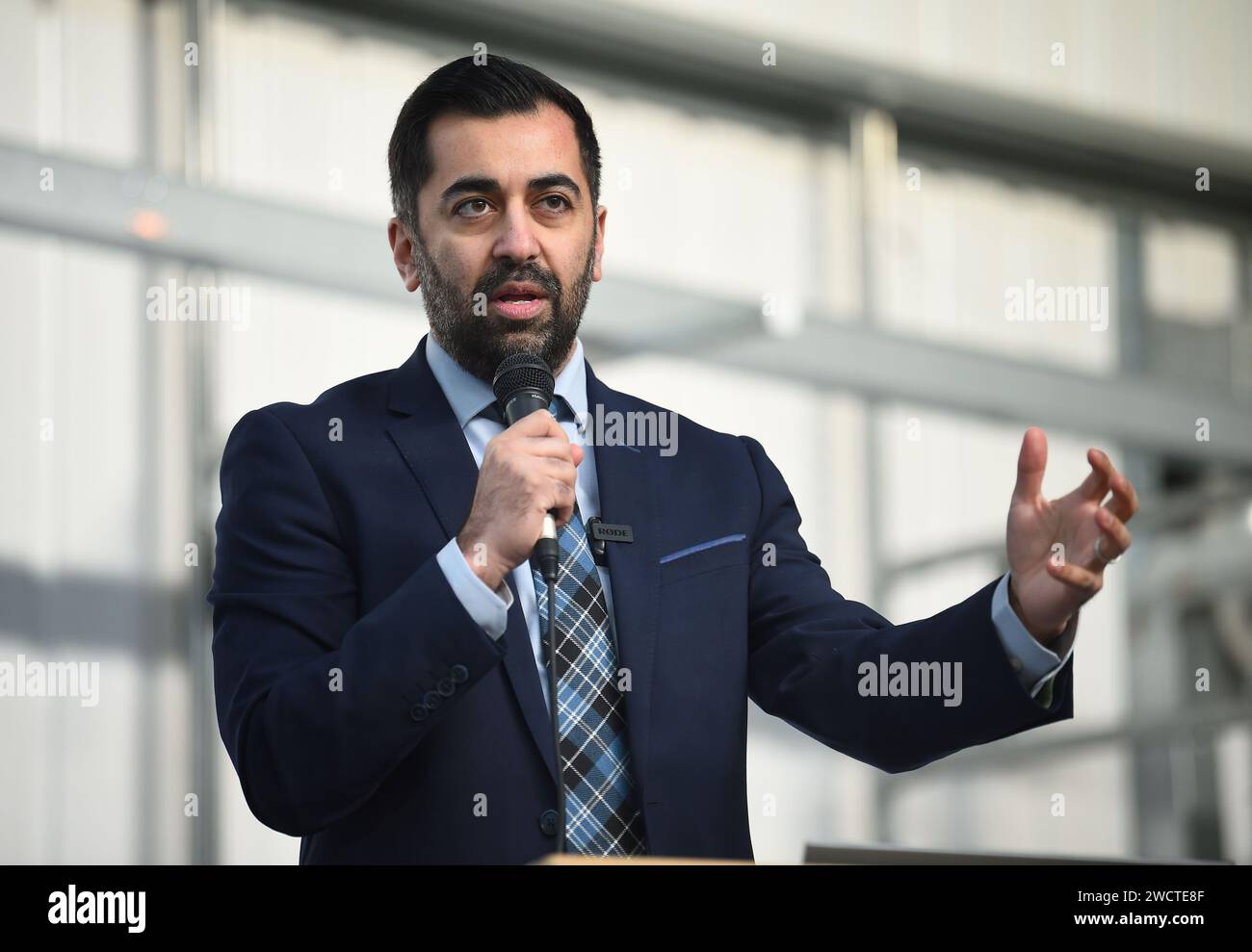 Der erste Minister Humza Yousaf sprach während eines Besuchs im Hamilton International Technology Park in Blantyre, Glasgow, im Rahmen eines Besuchs im BE Environment - Smarter Transformation (BE-ST), um das neue nationale Nachrüstzentrum für Schottland zu eröffnen und neue Mittel für Innovationszentren anzukündigen. Bilddatum: Mittwoch, 17. Januar 2024. Stockfoto