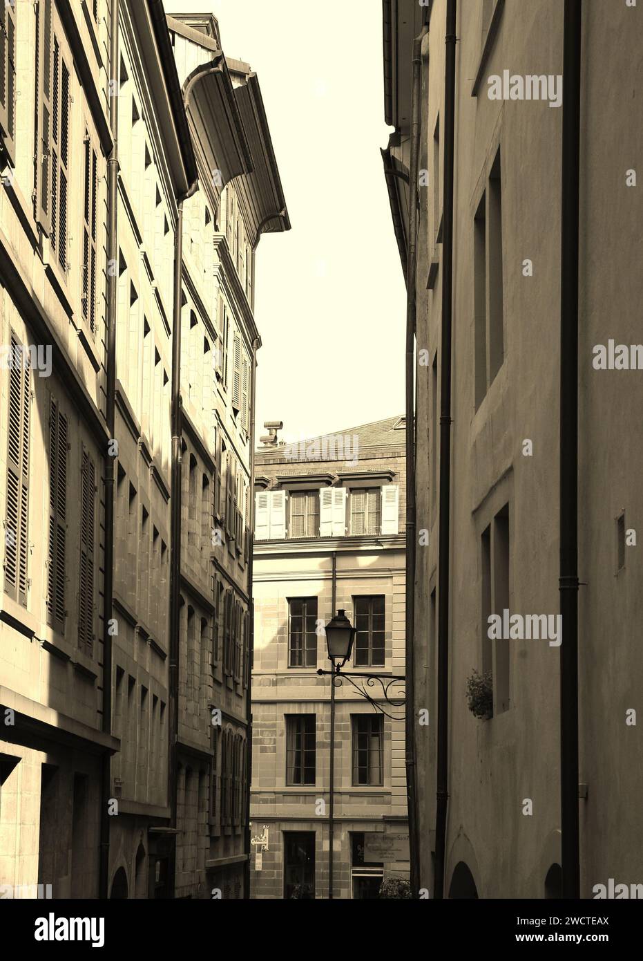 Die oberen Stockwerke historischer Gebäude in einer Seitenstraße der Altstadt von Genf, Schweiz Stockfoto