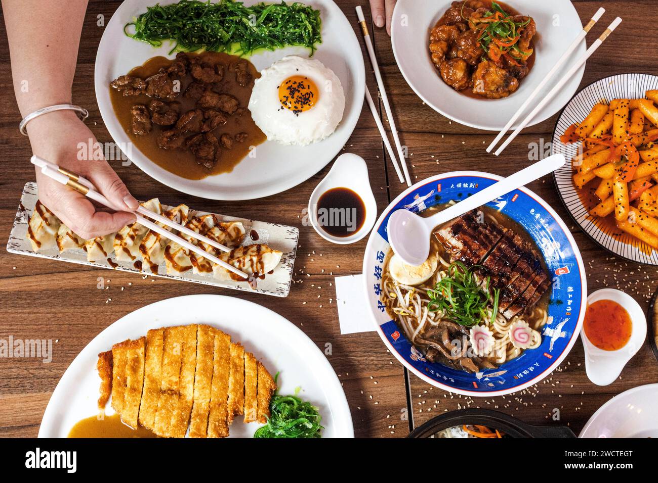 Auswahl an Gerichten auf dem Tisch eines chinesischen Restaurants Stockfoto