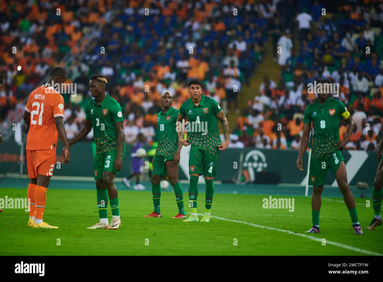 Elfenbeiner und Bissau-Guineier spielen im Strafraum um eine Ecke Stockfoto