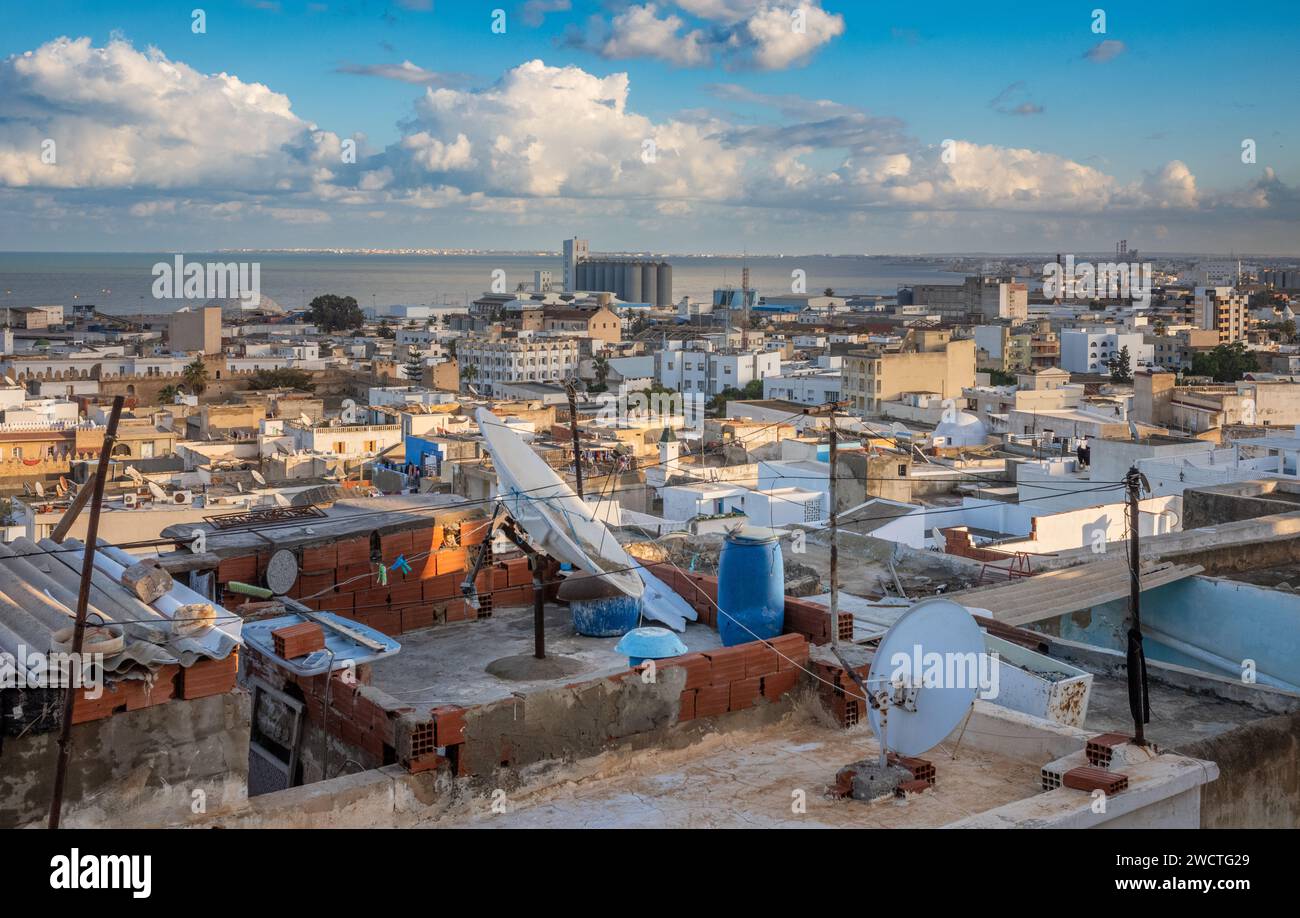 Blick über Dächer mit Satellitenempfang und das Mittelmeer in der Medina in Sousse, Tunesien. Die Medina gehört zum UNESCO-Weltkulturerbe. Stockfoto