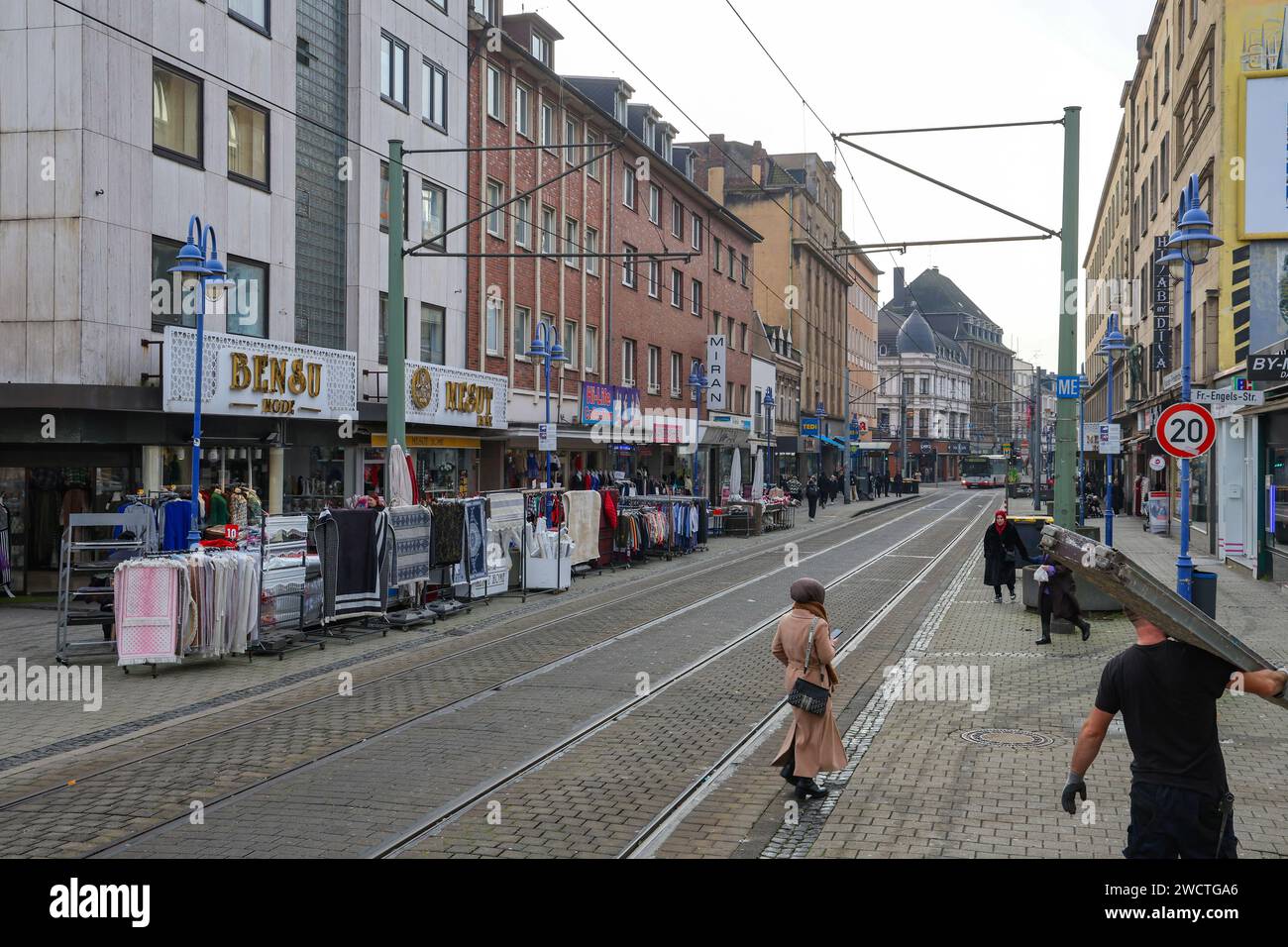 Duisburg, Nordrhein-Westfalen, Deutschland - Duisburg Marxloh, wenige Leute draußen im Kreiszentrum, in der Kaiser-Friedrich-Straße, einer Haupthalle Stockfoto