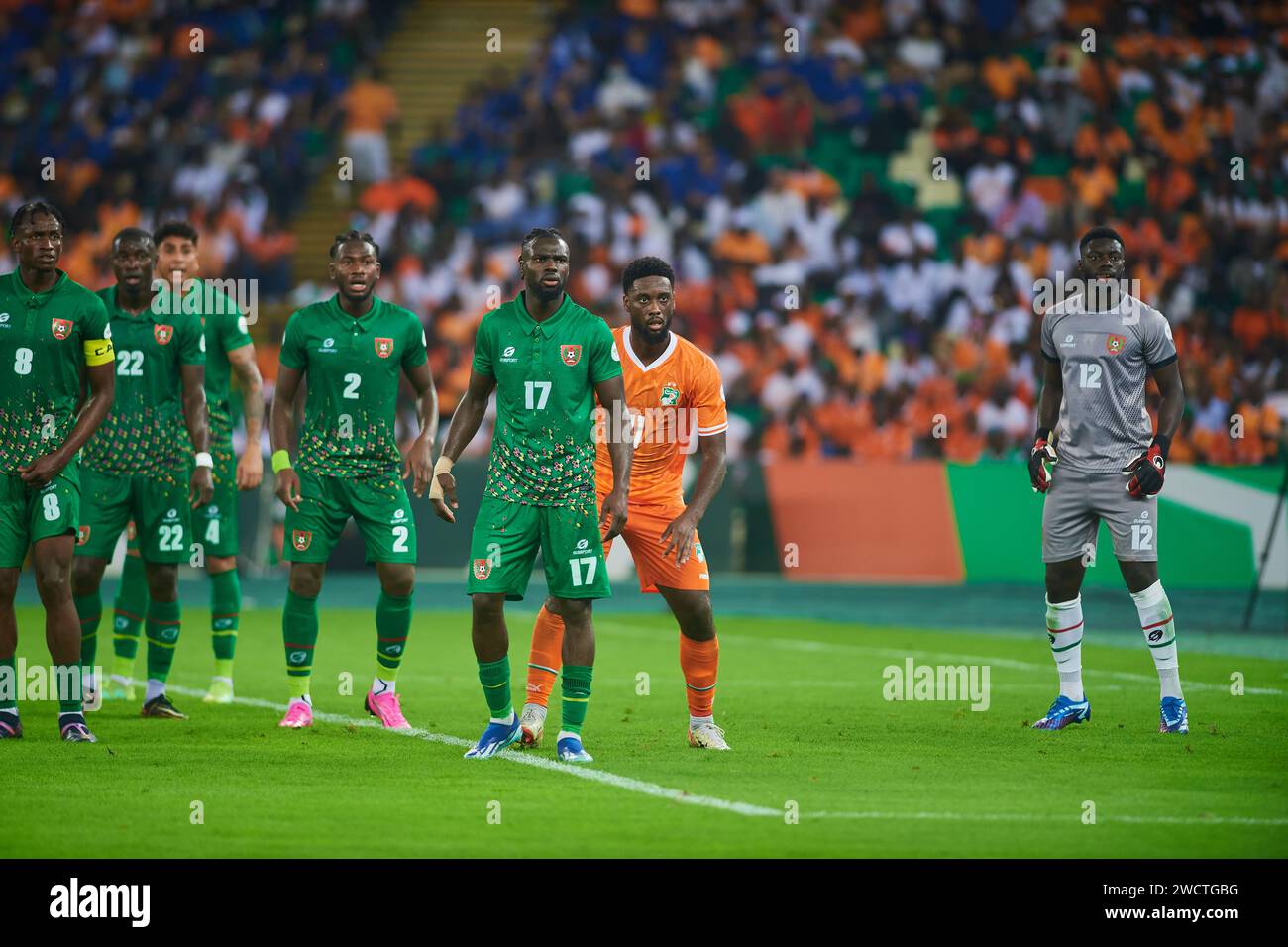 Elfenbeiner und Bissau-Guineier spielen im Strafraum um eine Ecke Stockfoto