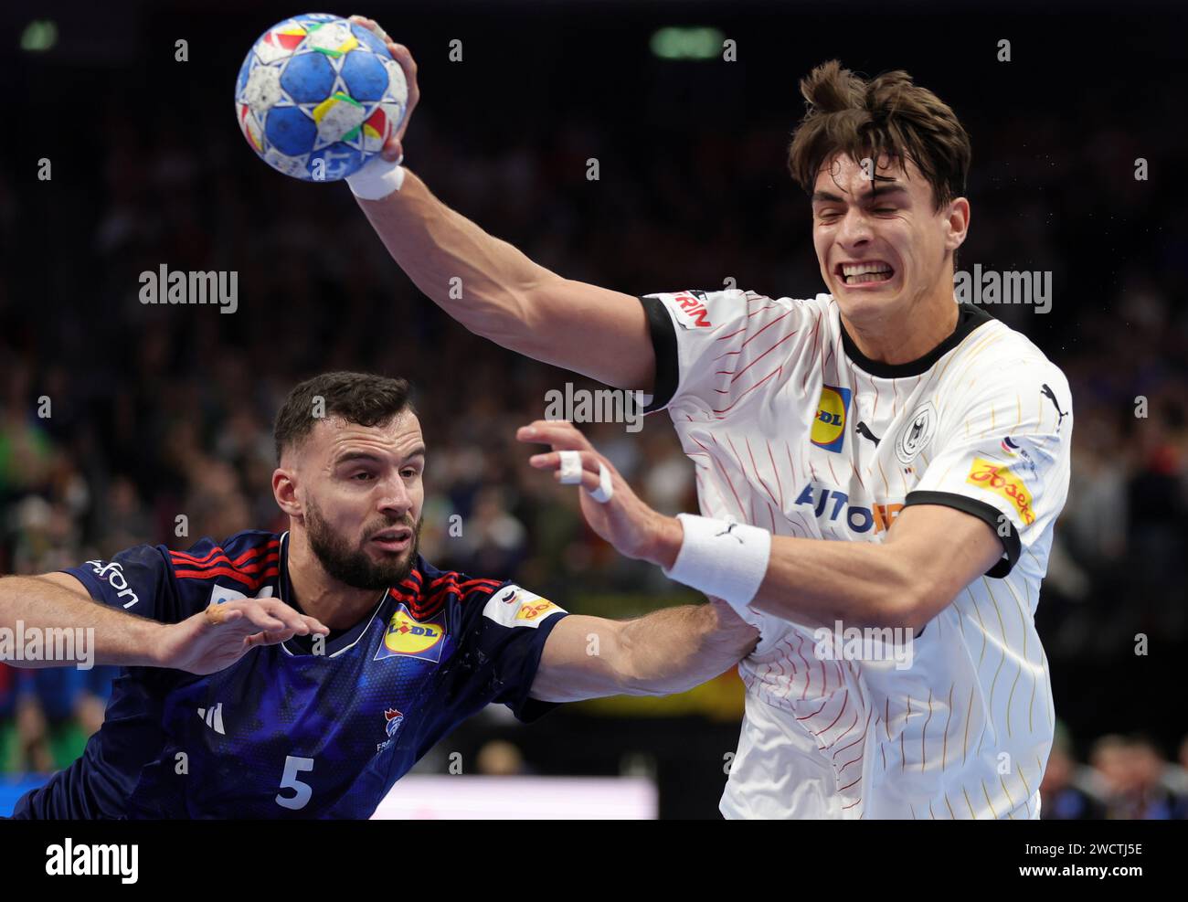 Julian Koster aus Deutschland, Nedim Remili #5 aus Frankreich Frankreich gegen Deutschland EHF Herren Handball EURO 2024 Vorrunde Gruppe A 16.01.2024 Mercedes Benz Arena Berlin © diebilderwelt / Alamy Stock Stockfoto