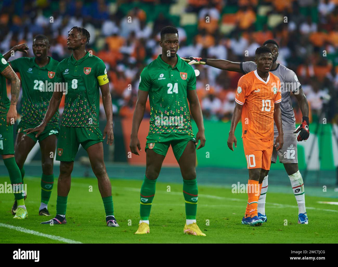 Elfenbeiner und Bissau-Guineier spielen im Strafraum um eine Ecke Stockfoto