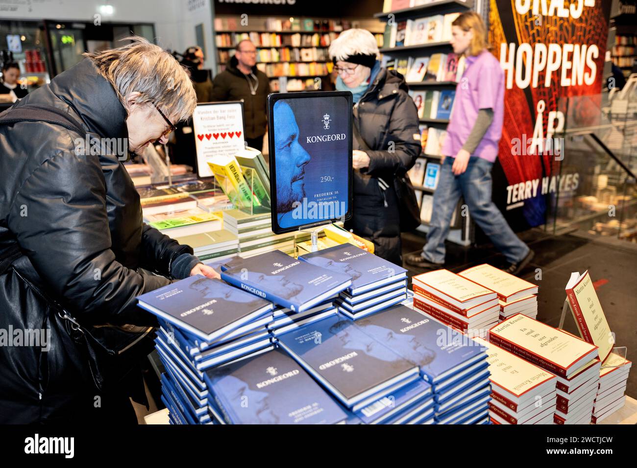 Das Buch Kongeord (Wort eines Königs), König Frederik X erzählt Jens Andersen im Politiken Book Shop in Kopenhagen, Mittwoch, 17. Januar 2024. Das Buch wurde von Politikens Forlag veröffentlicht. König Frederik Xs Kongeord enthält seine persönlichen Visionen für die Monarchie. In diesem Buch erzählt Denmarks neuer König seine eigenen Gedanken und Überlegungen hinter der Nachfolgerehrung. Über seine Beziehung zur königlichen Linie, zur dänischen Geschichte, zum Christentum und zum Königreich Dänemark. Über die Familie, die Ehe und die Reise durch das Leben - von einem jungen, widerwilligen Kronprinzen zu einem Reifen Mann, Familienvater und Monar Stockfoto