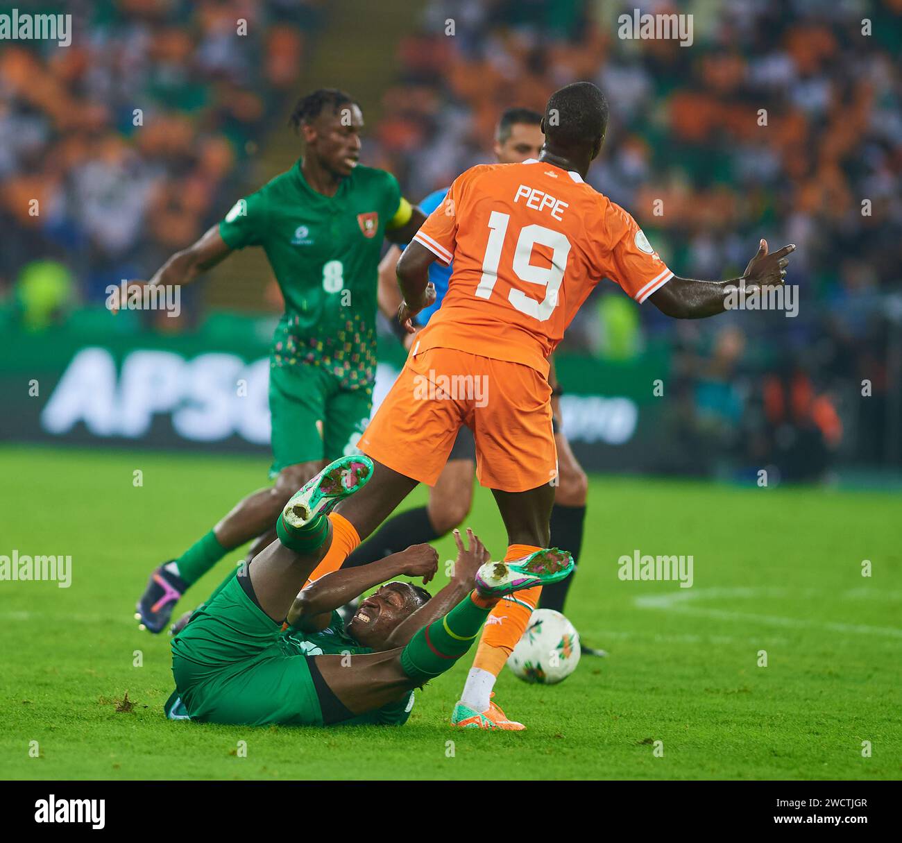 Nicolas Pépé wird von einem Bissau-Guineier angegriffen Stockfoto