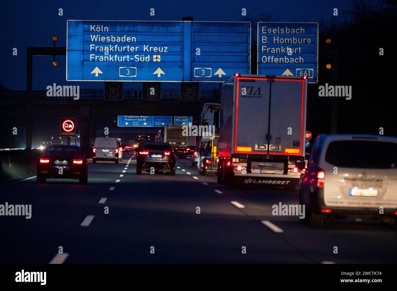 Autobahn A3 17.01.2024 Frankfurt PKW und LKW fahren in der Nacht auf der Autobahn A3 Richtung Frankfurter Kreuz. Frankfurt Frankfurt Hessen Deutschland *** Autobahn A3 17 01 2024 Frankfurt PKW und LKW fahren nachts auf der Autobahn A3 Richtung Frankfurter Kreuz Frankfurt Frankfurt Hessen Deutschland Stockfoto