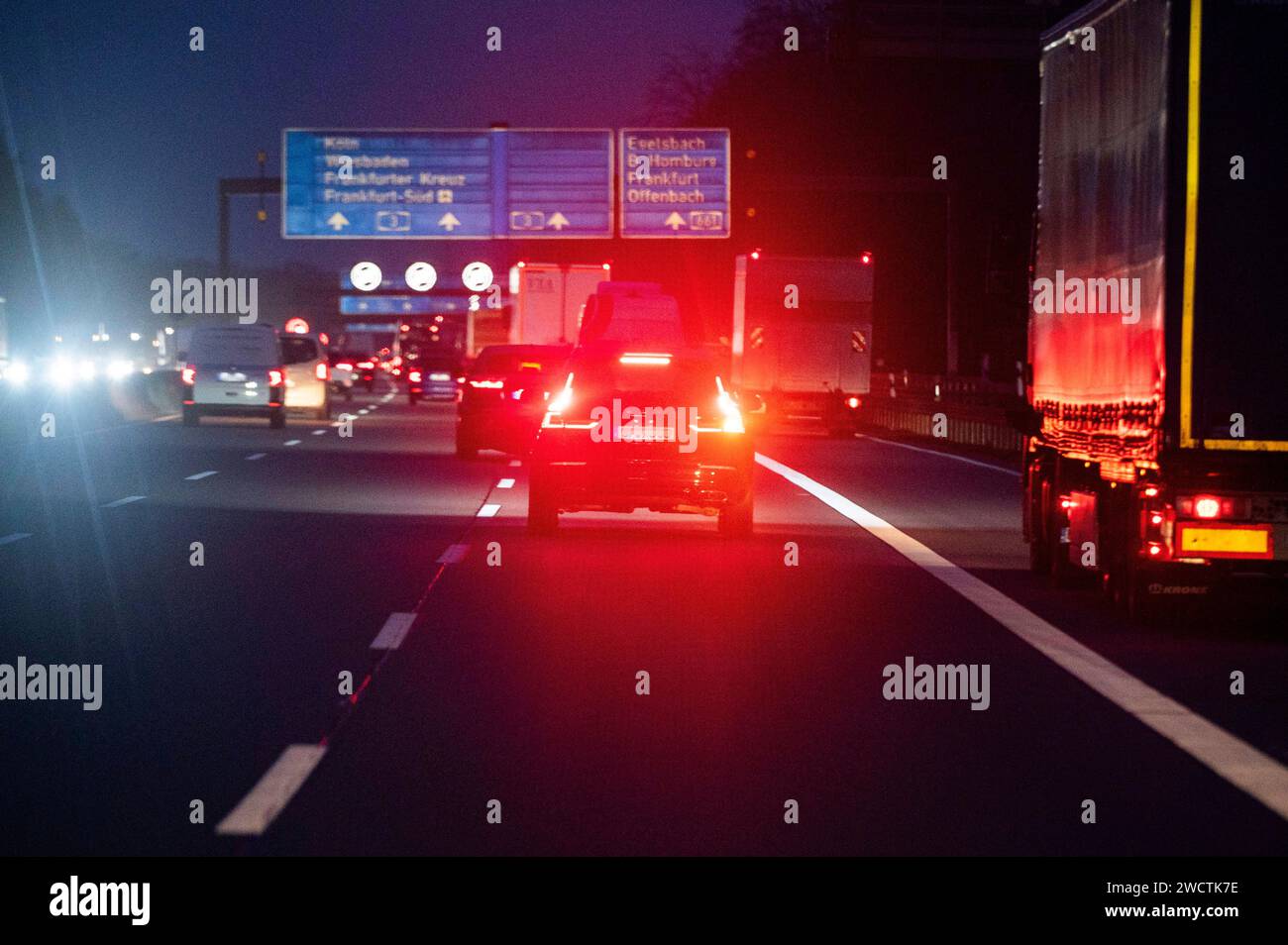 Autobahn A3 17.01.2024 Frankfurt PKW und LKW fahren in der Nacht auf der Autobahn A3 Richtung Frankfurter Kreuz. Frankfurt Frankfurt Hessen Deutschland *** Autobahn A3 17 01 2024 Frankfurt PKW und LKW fahren nachts auf der Autobahn A3 Richtung Frankfurter Kreuz Frankfurt Frankfurt Hessen Deutschland Stockfoto