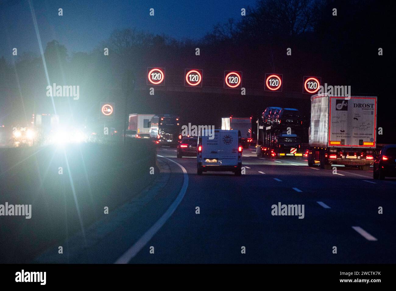 Autobahn A3 17.01.2024 Frankfurt PKW und LKW fahren in der Nacht auf der Autobahn A3 Richtung Frankfurter Kreuz. Frankfurt Frankfurt Hessen Deutschland *** Autobahn A3 17 01 2024 Frankfurt PKW und LKW fahren nachts auf der Autobahn A3 Richtung Frankfurter Kreuz Frankfurt Frankfurt Hessen Deutschland Stockfoto