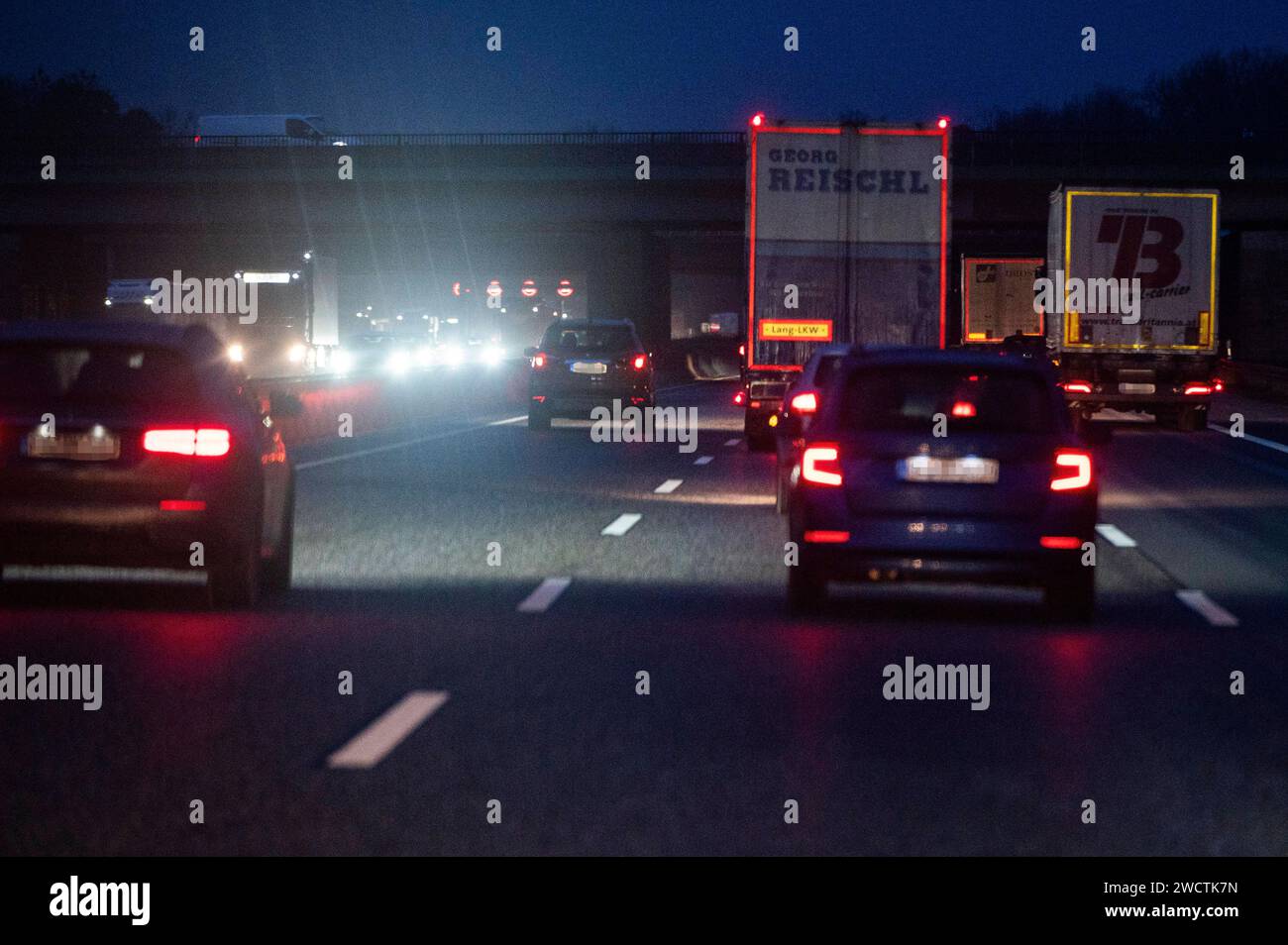 Autobahn A3 17.01.2024 Frankfurt PKW und LKW fahren in der Nacht auf der Autobahn A3 Richtung Frankfurter Kreuz. Frankfurt Frankfurt Hessen Deutschland *** Autobahn A3 17 01 2024 Frankfurt PKW und LKW fahren nachts auf der Autobahn A3 Richtung Frankfurter Kreuz Frankfurt Frankfurt Hessen Deutschland Stockfoto