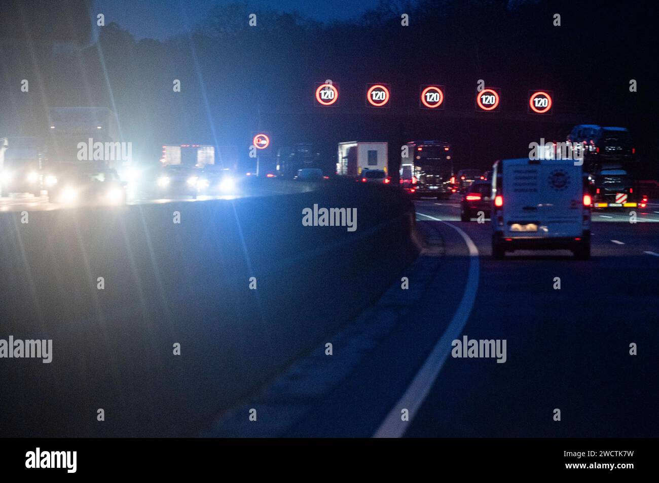 Autobahn A3 17.01.2024 Frankfurt PKW und LKW fahren in der Nacht auf der Autobahn A3 Richtung Frankfurter Kreuz. Frankfurt Frankfurt Hessen Deutschland *** Autobahn A3 17 01 2024 Frankfurt PKW und LKW fahren nachts auf der Autobahn A3 Richtung Frankfurter Kreuz Frankfurt Frankfurt Hessen Deutschland Stockfoto