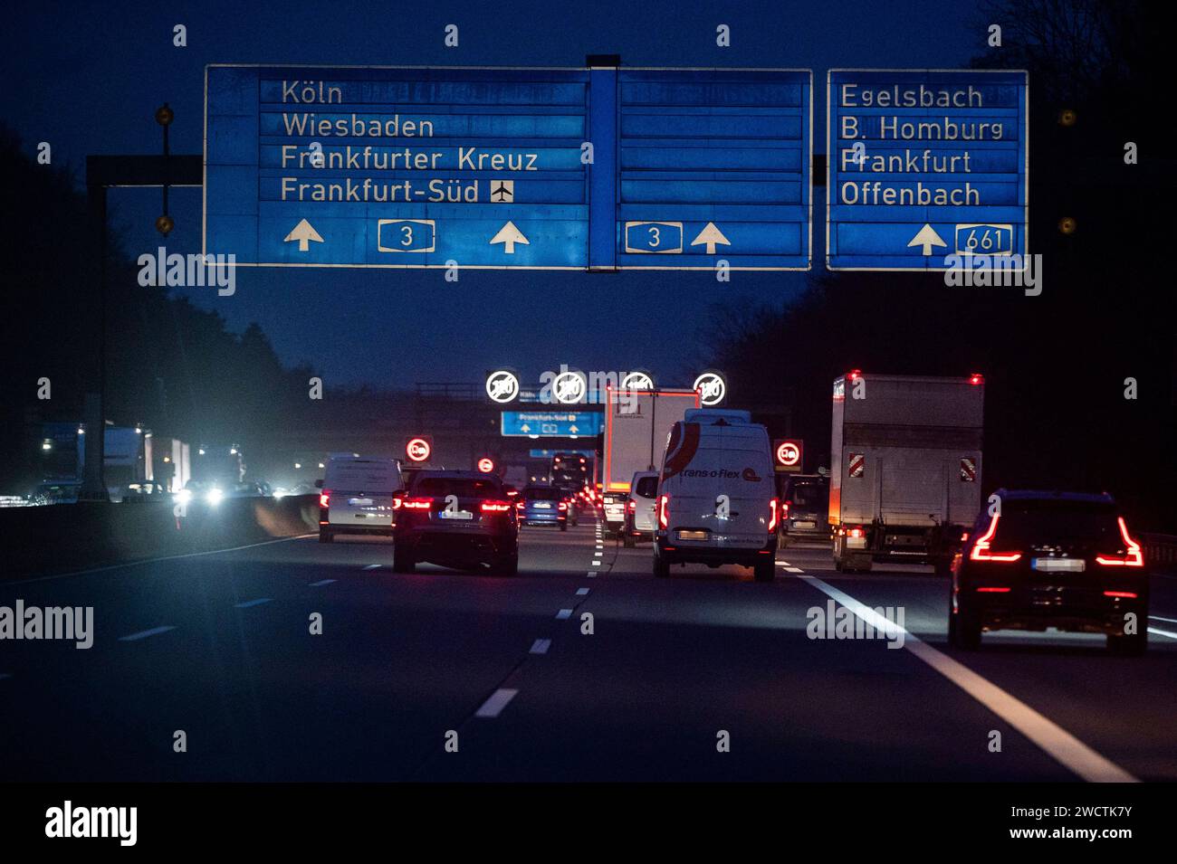 Autobahn A3 17.01.2024 Frankfurt PKW und LKW fahren in der Nacht auf der Autobahn A3 Richtung Frankfurter Kreuz. Frankfurt Frankfurt Hessen Deutschland *** Autobahn A3 17 01 2024 Frankfurt PKW und LKW fahren nachts auf der Autobahn A3 Richtung Frankfurter Kreuz Frankfurt Frankfurt Hessen Deutschland Stockfoto