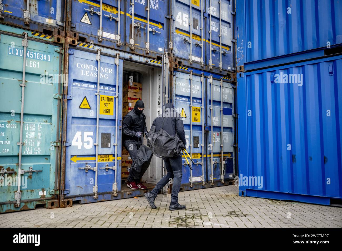 ROTTERDAM - Extraktoren während einer Demonstration über die Arbeitsmethoden des Zolls nach Präsentation der Jahreszahlen durch die Staatsanwaltschaft über das HARC-Team Rotterdam. Das HIT and Run Cargo (HARC)-Team ist an der Ermittlung und Verfolgung von Großermittlungen im und um den Hafen von Rotterdam beteiligt. ANP ROBIN UTRECHT niederlande raus - belgien raus Stockfoto