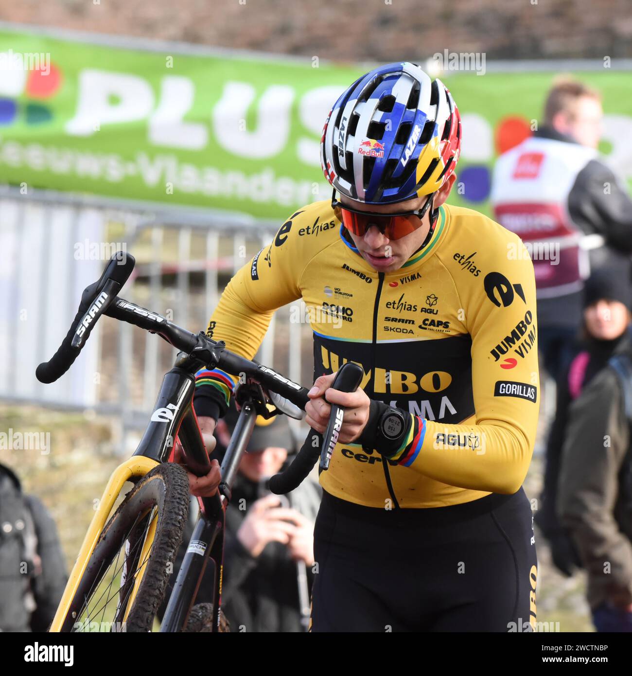 Der belgische Fahrer Wout van Aert ist ein professioneller Rennradfahrer, der auch ein sehr talentierter Cyclo-Cross-Rennfahrer ist Stockfoto