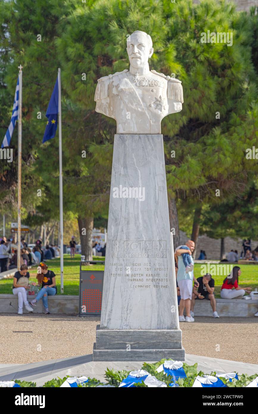 Thessaloniki, Griechenland - 22. Oktober 2023: Monumentalbüste von Admiral Votsis Landmark an der Leof Nikis Street Herbsttag. Stockfoto