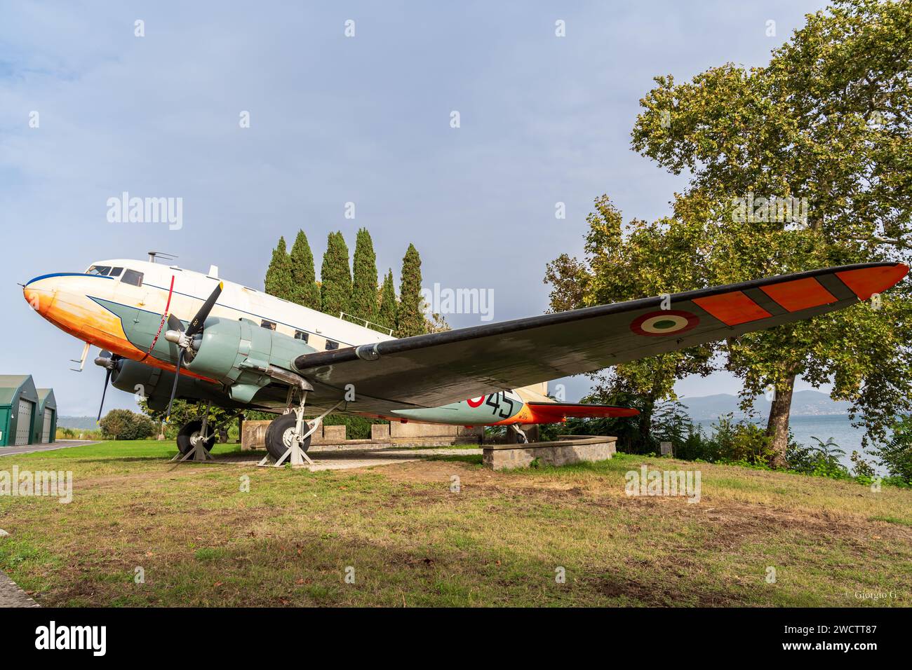 Blick auf das historische Militärflugzeug in Ausstellung vor dem italienischen Luftwaffenmuseum Stockfoto