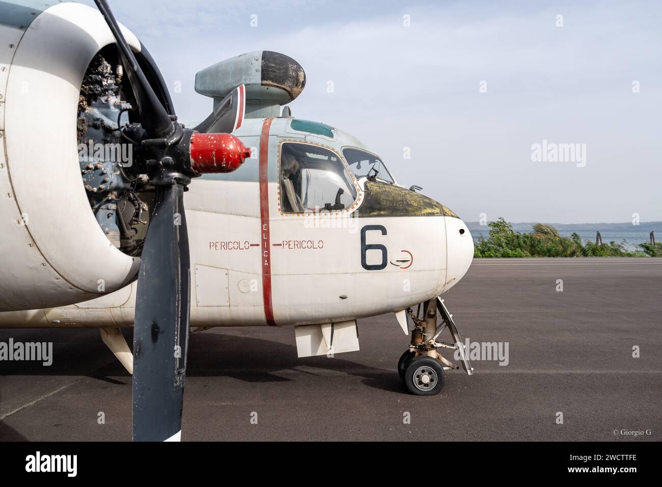 Blick auf Propeller und Cockpit eines historischen Militärflugzeugs in Ausstellung im Italienischen Luftwaffenmuseum Stockfoto